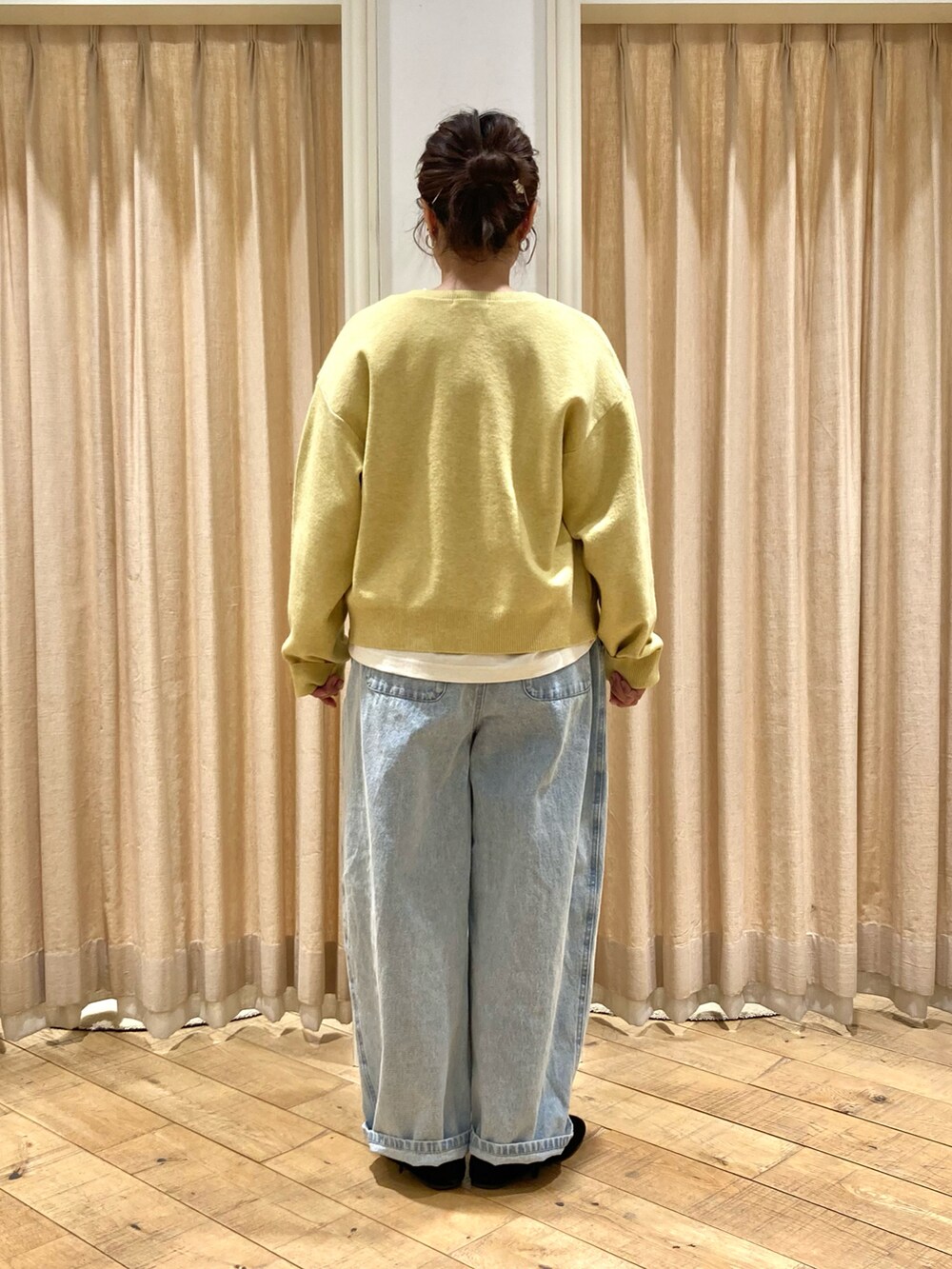 「Samansa Mos2、カーディガン、プリントT、リボンパンツ、リボン、デニムパンツ、カジュアル」｜「Samansa Mos2の裏地付ジャカードニットカーディガン（カーディガン/ボレロ、イエロー系）」を使った、muttyさん（レディース・152cm）の冬コーディネートの3枚目の写真