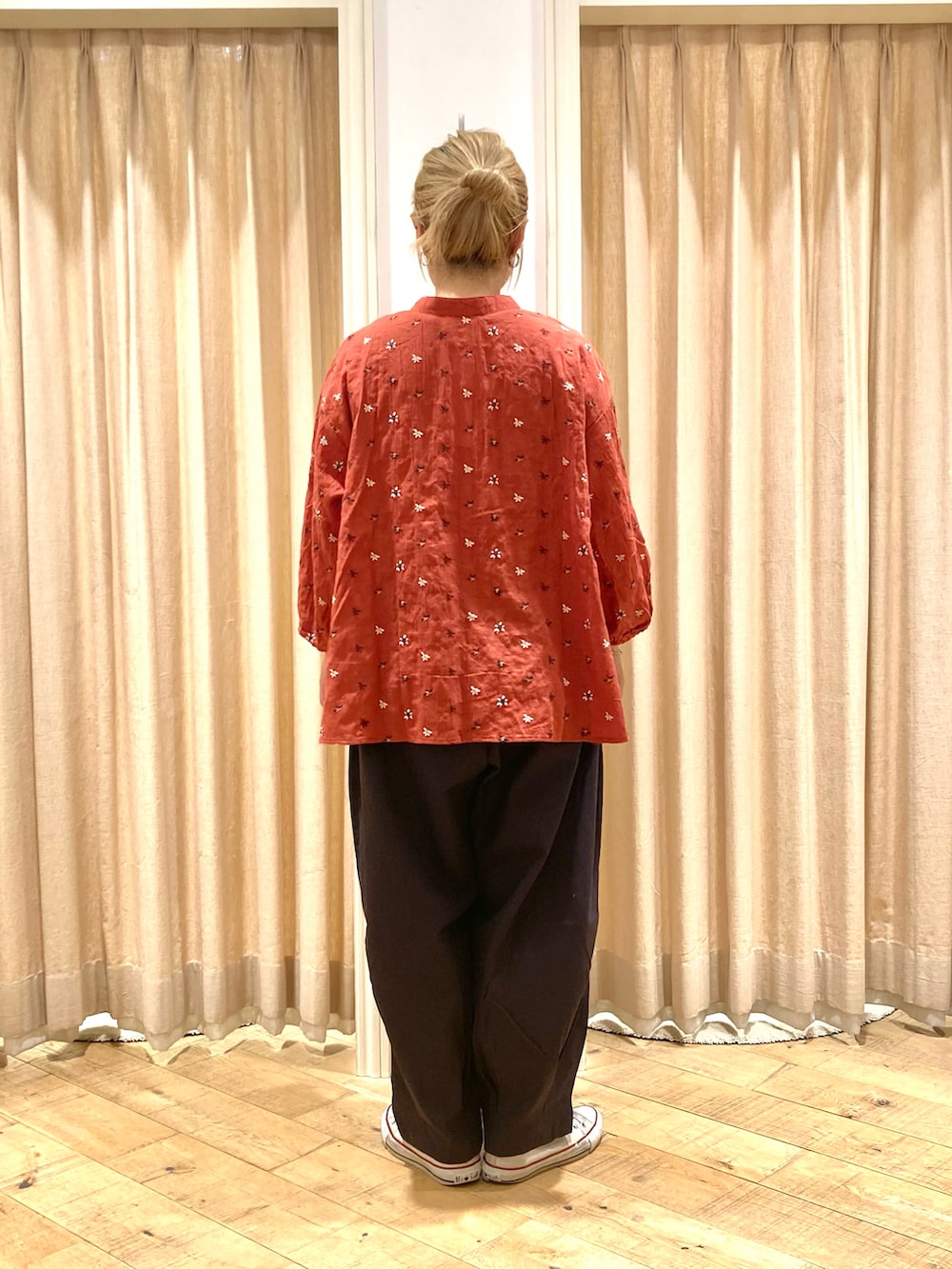 ブラウン系のシャツ/ブラウス、グレー系のその他パンツを着用したレディースの夏コーディネートの4枚目の写真