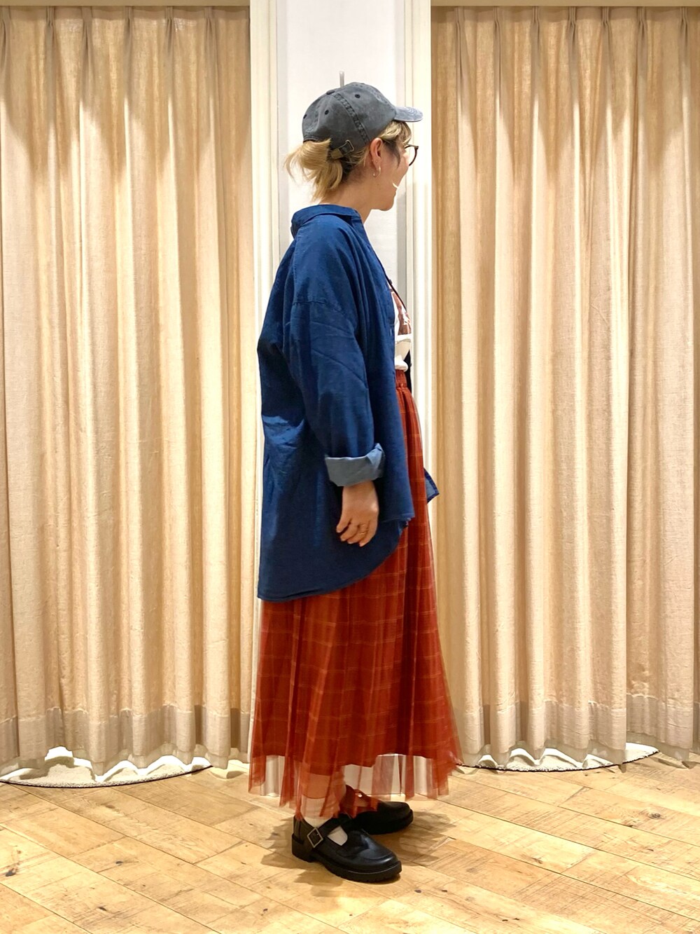 「Samansa Mos2、デニムシャツ、転写プリント、プリントT、チュールスカート、キャップ」｜「Samansa Mos2の【UV CUT】柄アソートシャツ（シャツ/ブラウス、ブルー系）」を使った、muttyさん（レディース・152cm）の秋コーディネートの4枚目の写真