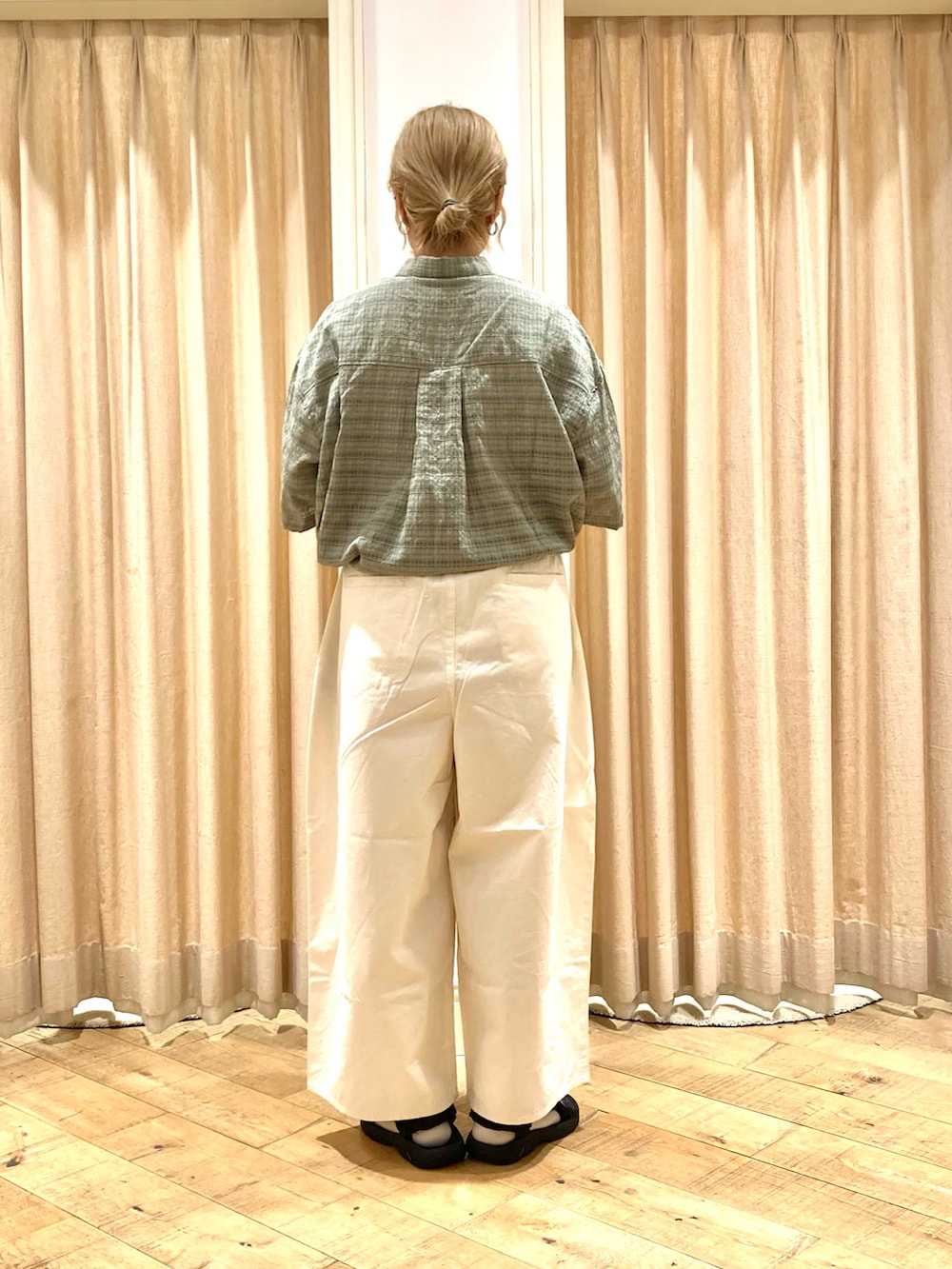 グリーン系のシャツ/ブラウス、ホワイト系のその他パンツを着用したレディースの夏コーディネートの3枚目の写真