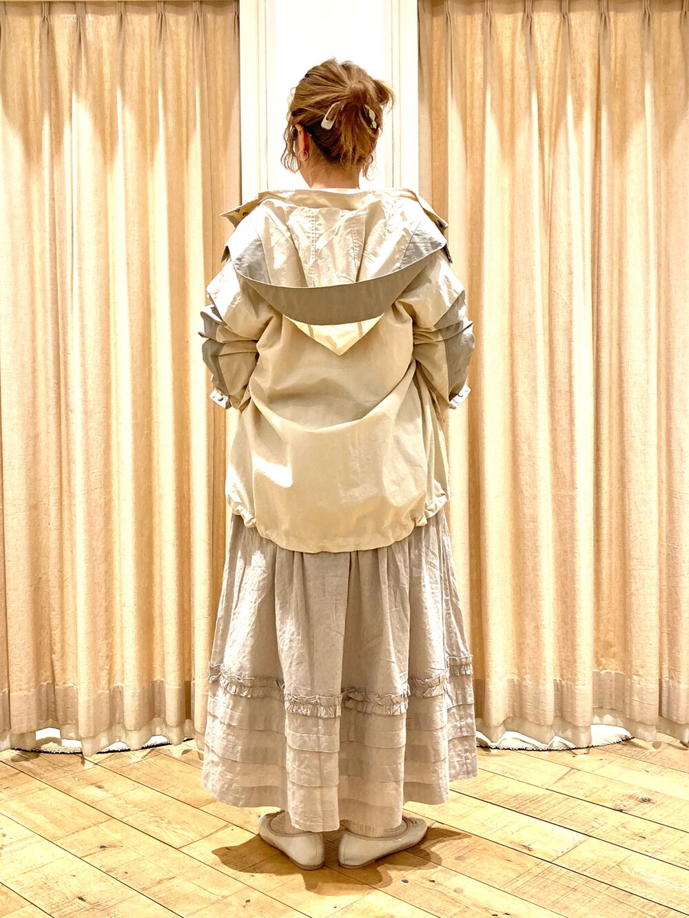 ベージュ系のブルゾン、グレー系のスカート、ピンク系のTシャツ/カットソーを着用したレディースの春コーディネートの4枚目の写真