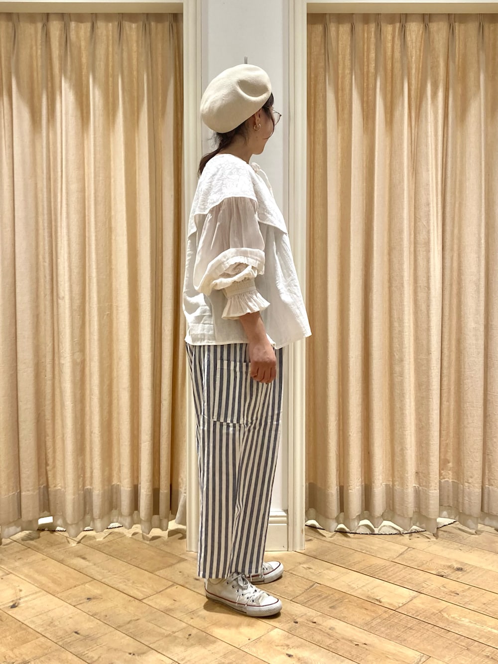 ホワイト系のシャツ/ブラウス、ブルー系のその他パンツ、ホワイト系のハットを着用したレディースの春コーディネートの4枚目の写真