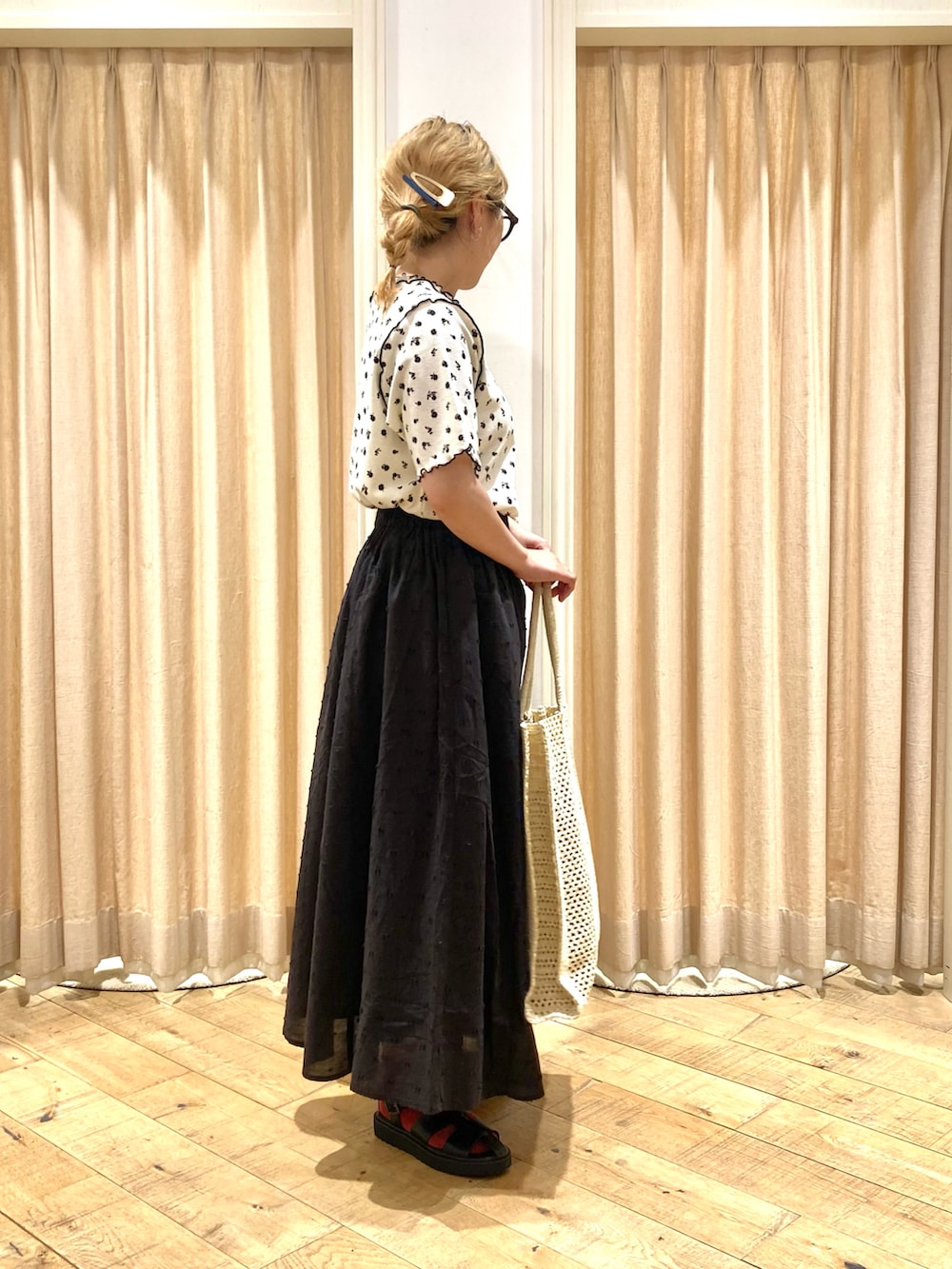 「Samansa Mos2、メロートップス、花柄、花柄トップス、スカート、モノトーンコーデ、グルカサンダル、ナチュラルガーリー」｜「Samansa Mos2のアイテム（トップス、ホワイト系）」を使った、muttyさん（レディース・152cm）の夏コーディネートの5枚目の写真