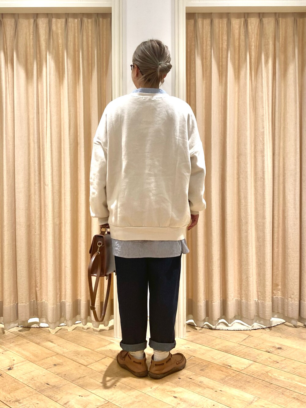 「Samansa Mos2、ロゴスウェット、ストライプシャツ、デニムパンツ、サッチェルバッグ」｜「Samansa Mos2のアイテム（シャツ/ブラウス、ブルー系）」を使った、muttyさん（レディース・152cm）の冬コーディネートの4枚目の写真