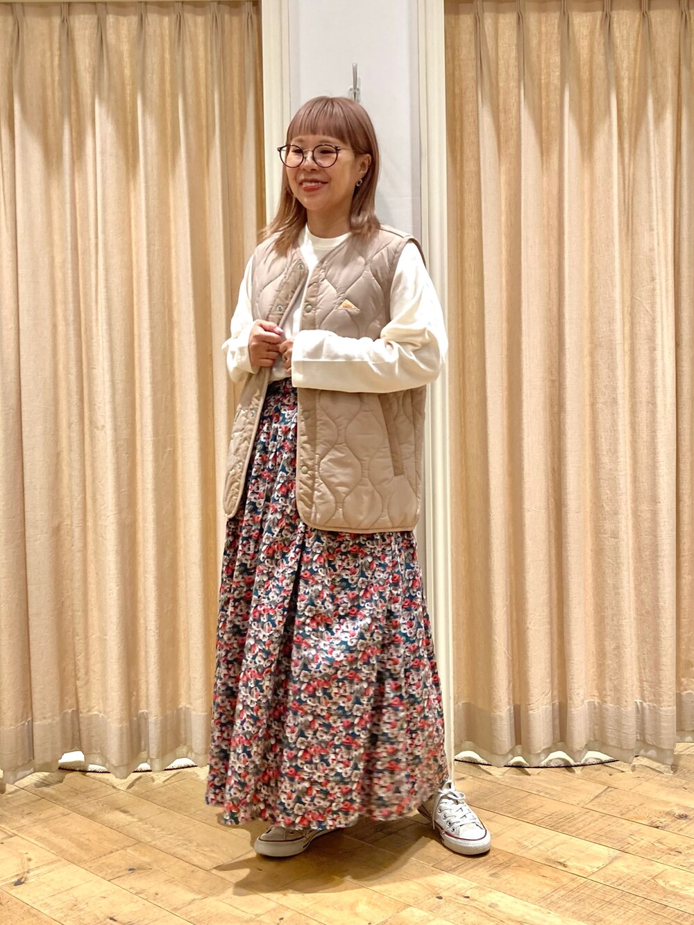 「Samansa Mos2、keltyコラボ、ロゴスウェット、ベスト、小花柄スカート、小花柄」｜「Samansa Mos2の【KELTY×Samansa Mos2】キルティングベスト（ベスト、ベージュ系）」を使った、muttyさん（レディース・152cm）の秋コーディネートの2枚目の写真