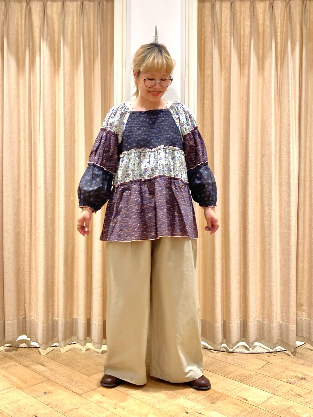 ブラック系のシャツ/ブラウス、ベージュ系のパンツ、ブラウン系のドレスシューズを着用したレディースの秋コーディネートの2枚目の写真