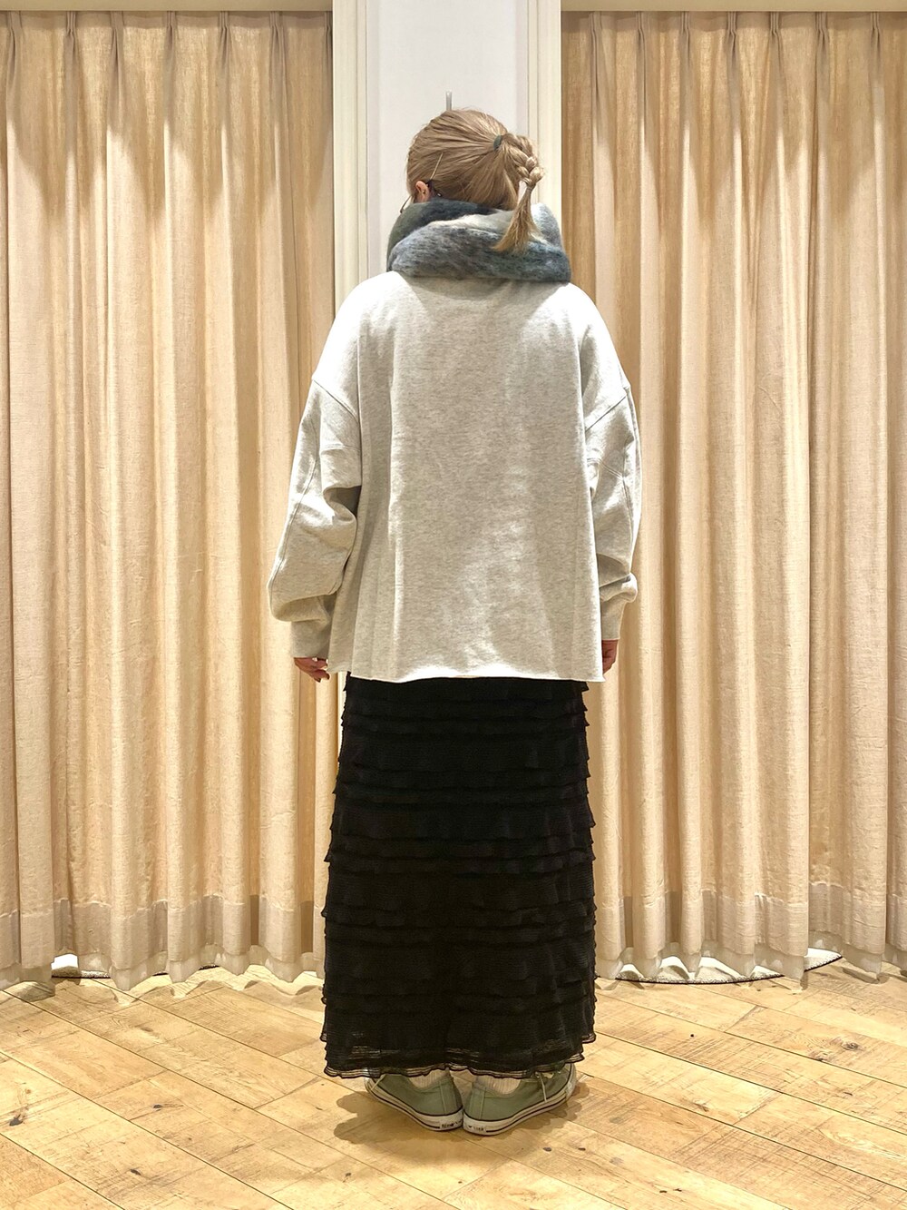 「Samansa Mos2、ロゴスウェット、ナロースカート、ストール」｜「Samansa Mos2の【保湿加工】裏毛サガラ刺繍スウェット（Tシャツ/カットソー、グレー系）」を使った、muttyさん（レディース・152cm）の秋コーディネートの5枚目の写真