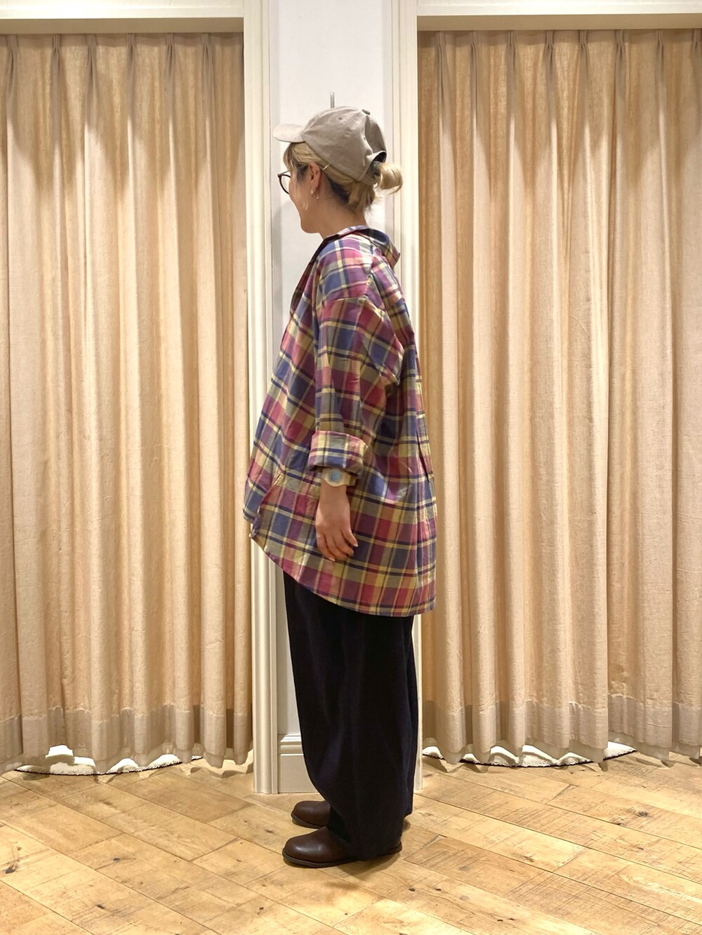 レッド系のシャツ/ブラウス、ブルー系のその他パンツ、ホワイト系のTシャツ/カットソーを着用したレディースの秋コーディネートの3枚目の写真