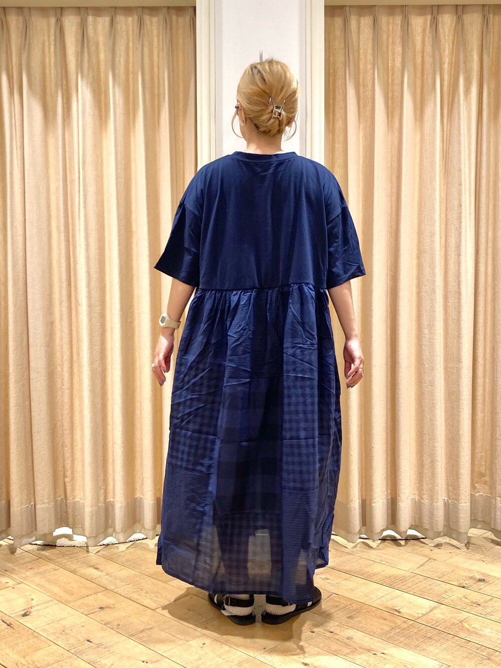 ブルー系のワンピース、ブラウン系のシャツ/ブラウス、ブラック系のサンダルを着用したレディースの夏コーディネートの5枚目の写真