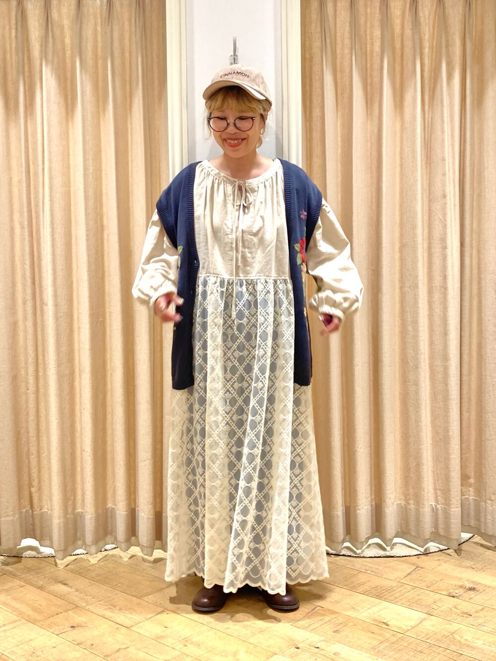 「Samansa Mos2、レースワンピース、ニットベスト、花刺繍」｜「Samansa Mos2の花柄刺繍ニットベスト（ベスト、ブルー系）」を使った、muttyさん（レディース・152cm）の秋コーディネートの2枚目の写真