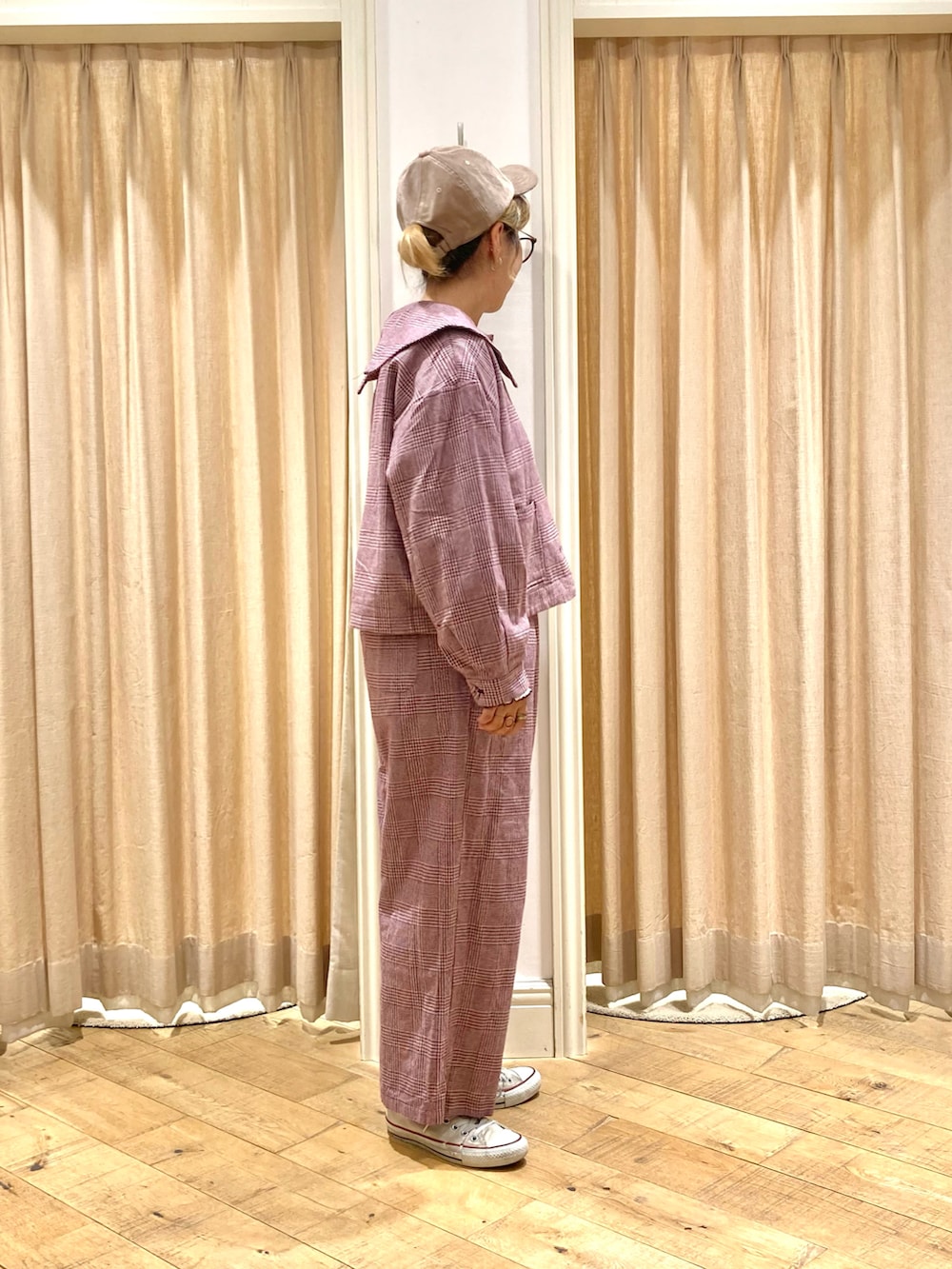 レッド系のノーカラージャケット、レッド系のその他パンツ、グリーン系のTシャツ/カットソーを着用したレディースの秋コーディネートの5枚目の写真