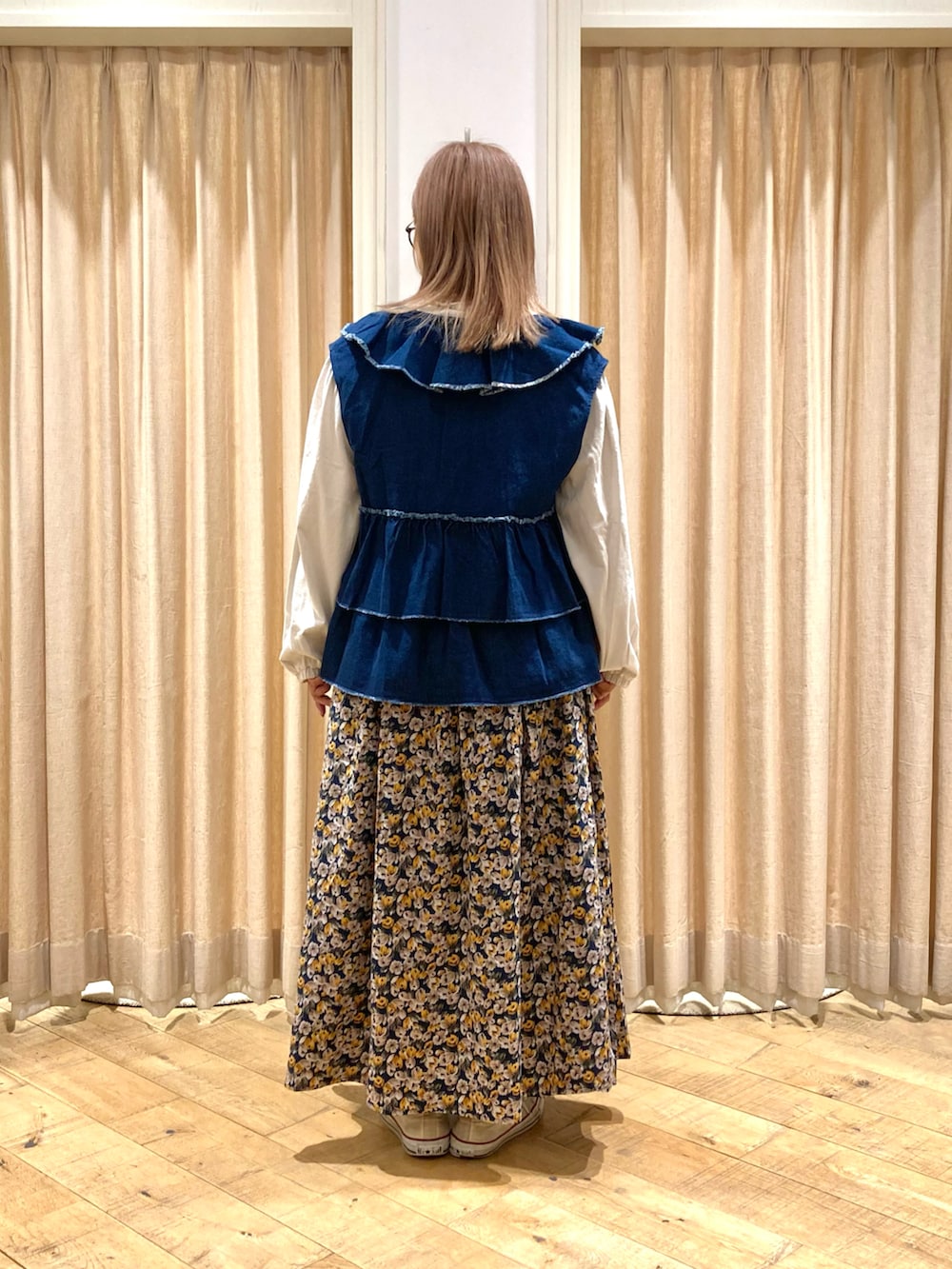 「Samansa Mos2、モチーフレース、デニムベスト、フリルベスト、小花柄スカート、小花柄」｜「Samansa Mos2のアイテム（Tシャツ/カットソー、ベージュ系）」を使った、muttyさん（レディース・152cm）の秋コーディネートの5枚目の写真