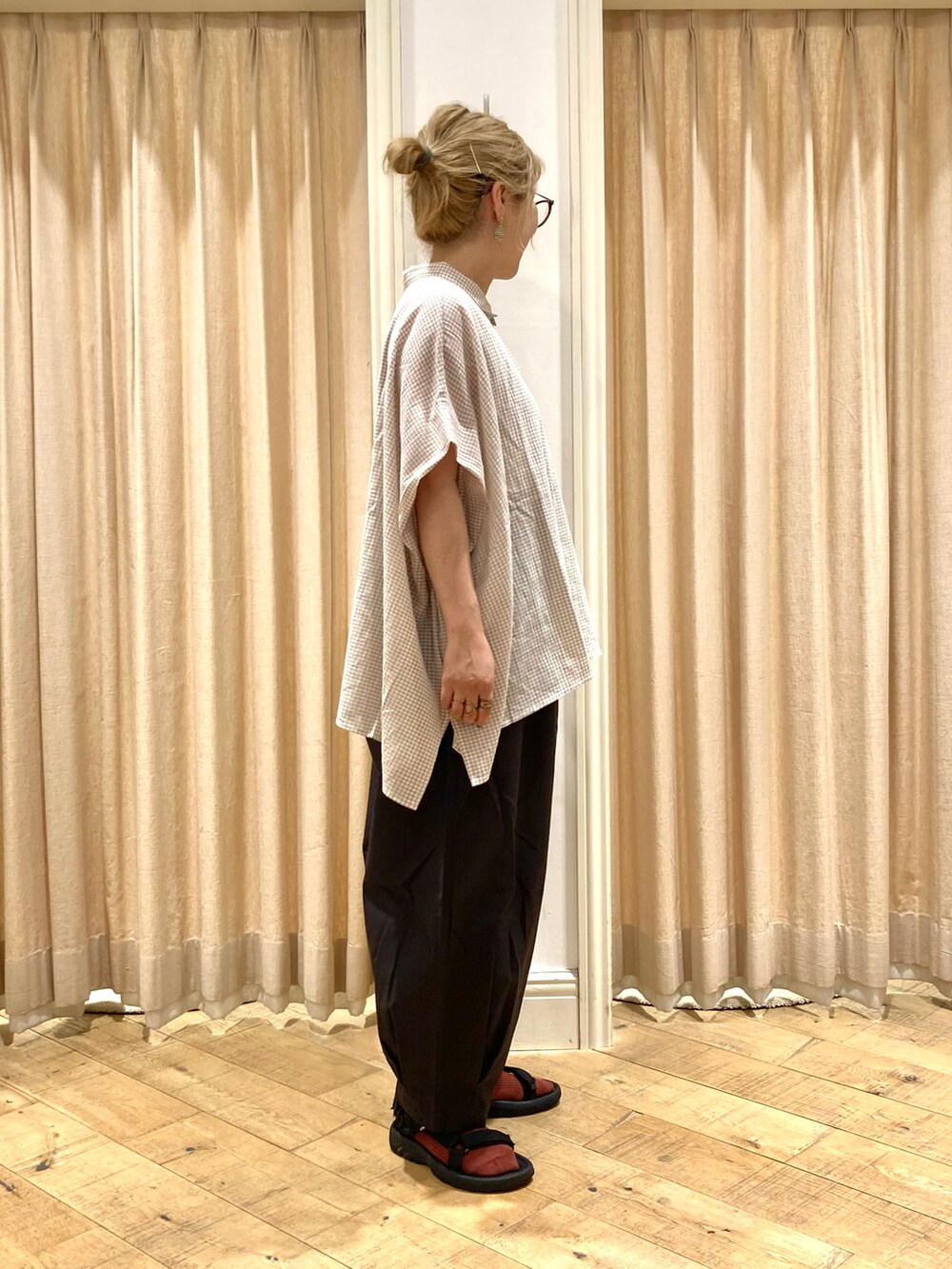 ベージュ系のシャツ/ブラウス、グレー系のその他パンツを着用したレディースの夏コーディネートの5枚目の写真