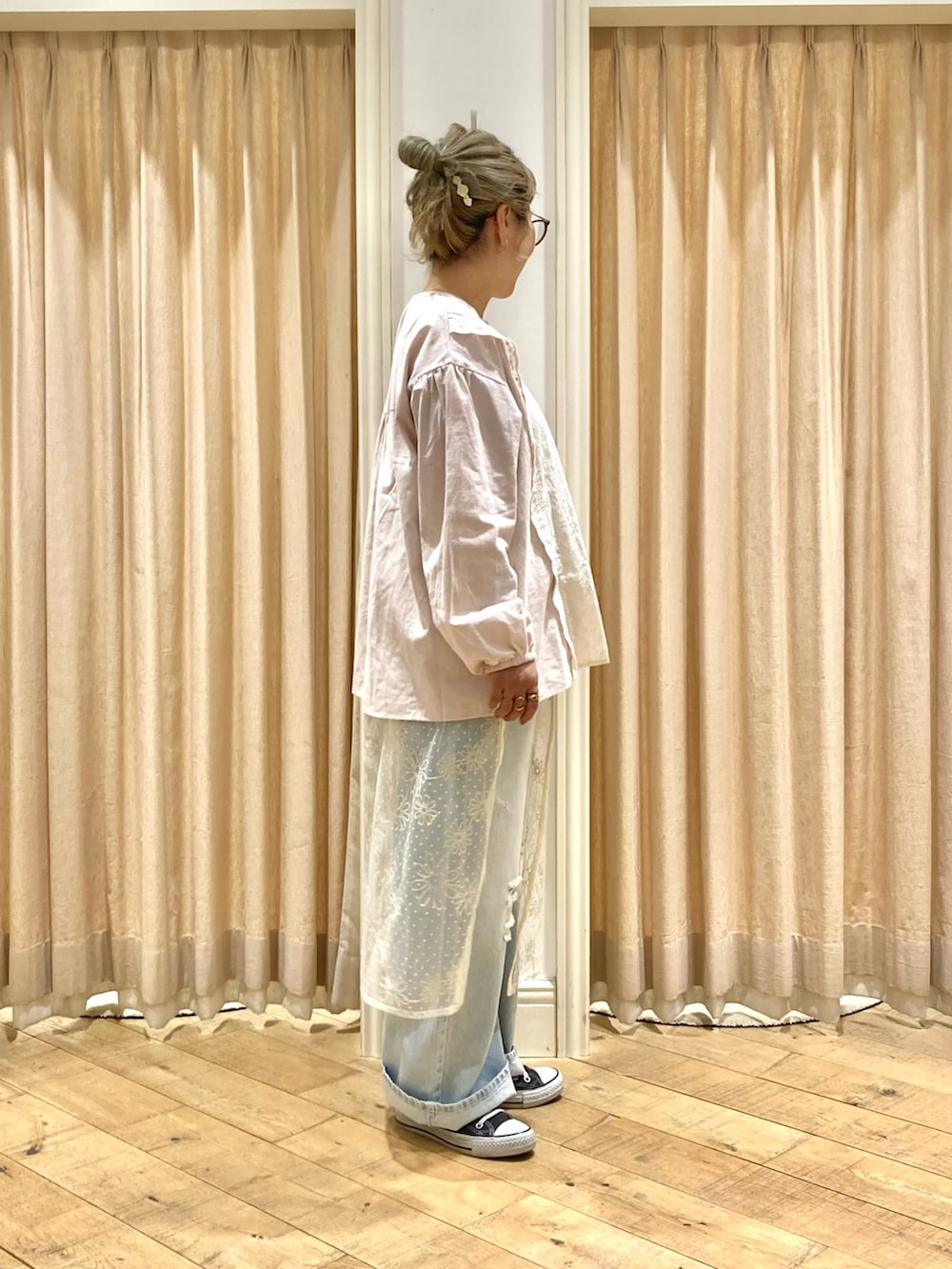 「Samansa Mos2、レースブラウス、クラッシュデニム、デニムパンツ、ラップスカート、巻きスカート」｜「Samansa Mos2のレース切替ブラウス（シャツ/ブラウス、ピンク系）」を使った、muttyさん（レディース・152cm）の冬コーディネートの5枚目の写真