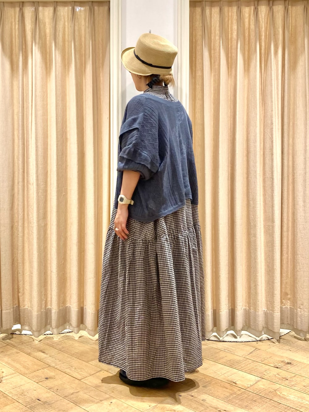 「Samansa Mos2、ティアードワンピース、ギンガムチェック、チェックワンピース、ナチュラルガーリー、カーディガン、くすみブルー」｜「Samansa Mos2の【接触冷感】柄アソートティアードワンピース（ワンピース、グレー系）」を使った、muttyさん（レディース・152cm）の夏コーディネートの4枚目の写真