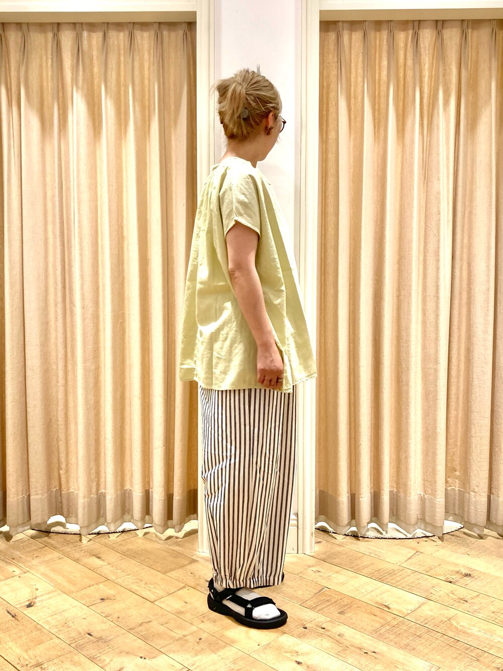 イエロー系のシャツ/ブラウス、グレー系のその他パンツ、イエロー系のTシャツ/カットソーを着用したレディースの夏コーディネートの5枚目の写真