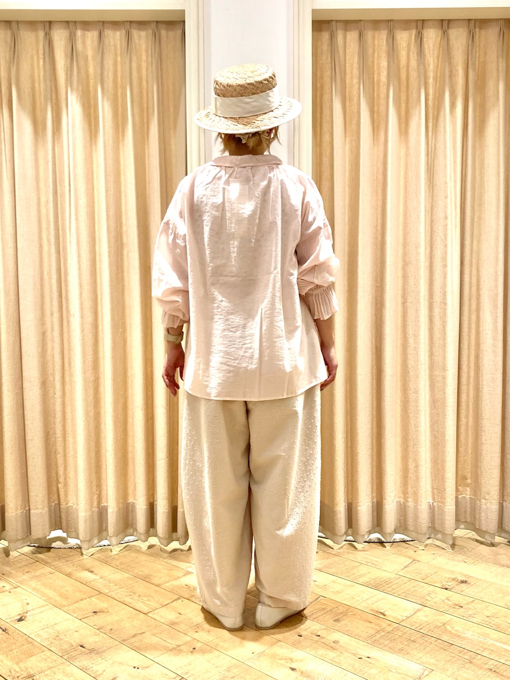 ピンク系のシャツ/ブラウス、レッド系のTシャツ/カットソー、ホワイト系のその他パンツを着用したレディースの夏コーディネートの3枚目の写真