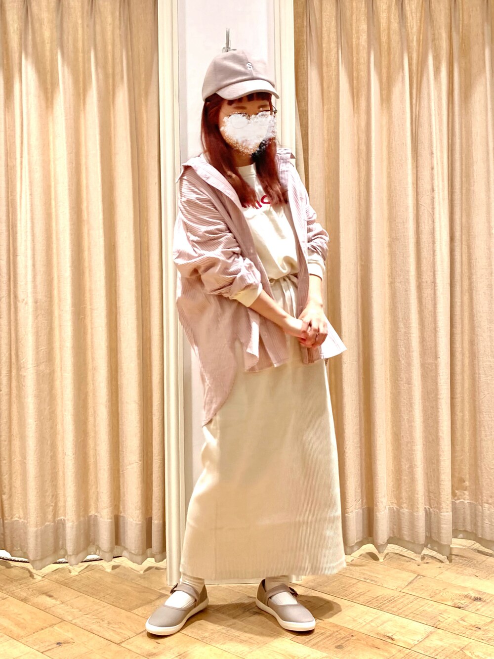 ピンク系のシャツ/ブラウス、ホワイト系のTシャツ/カットソー、ベージュ系のスカートを着用したレディースの秋コーディネートの2枚目の写真