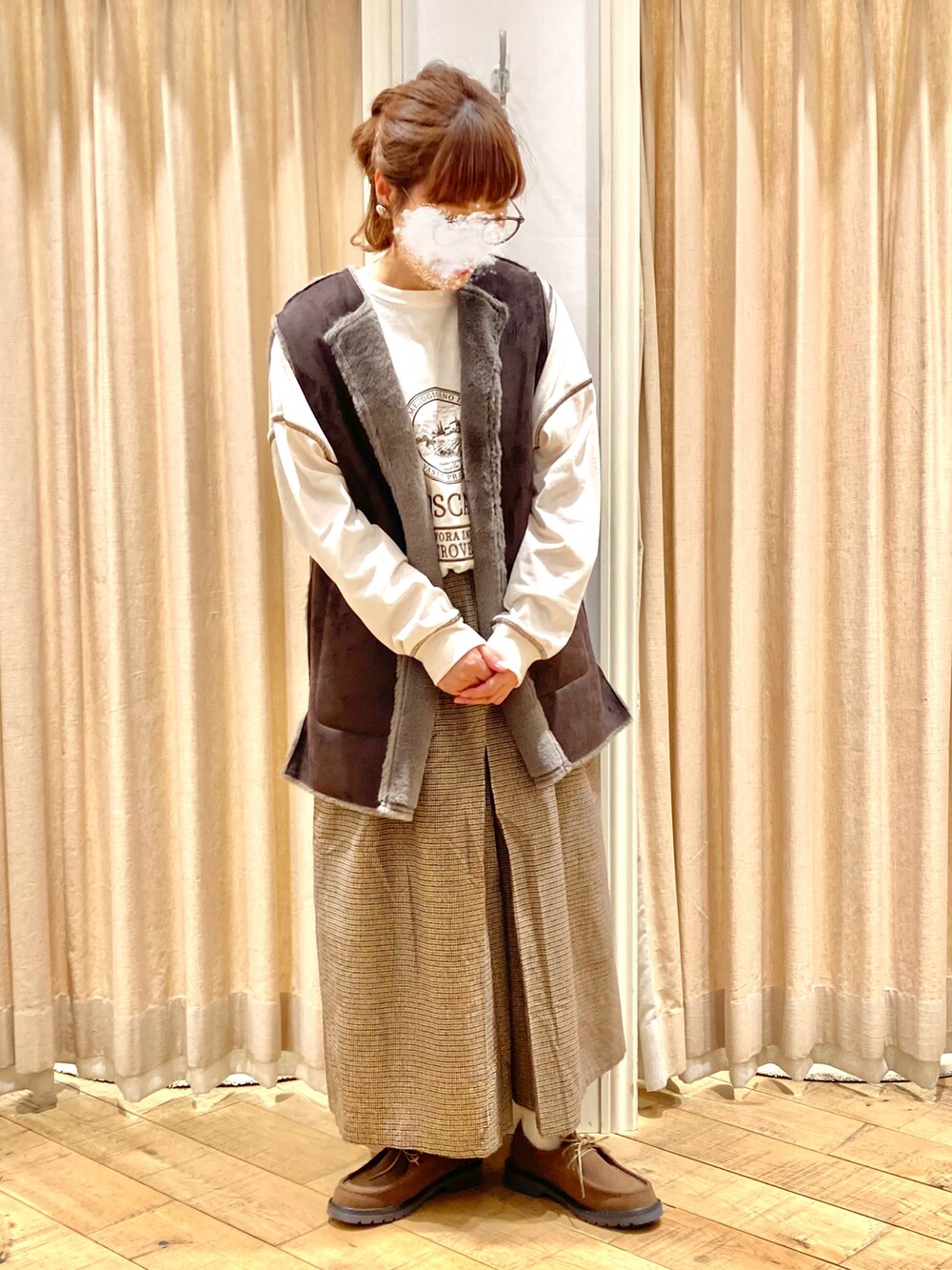 ホワイト系のTシャツ/カットソー、グレー系のベスト、ブラウン系のその他パンツを着用したレディースの秋コーディネートの2枚目の写真