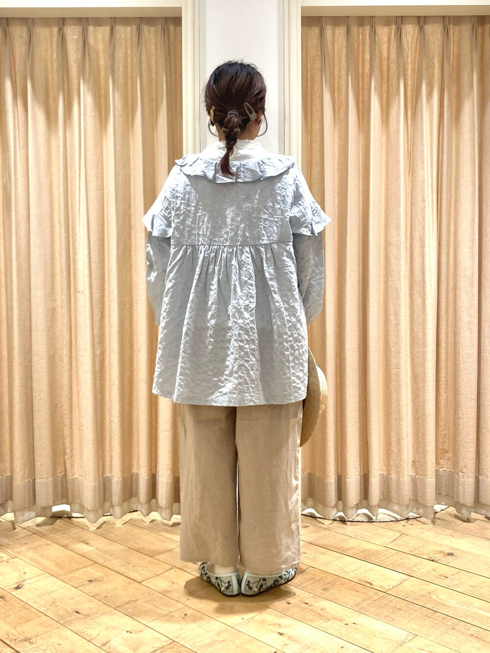 グリーン系のシャツ/ブラウス、ホワイト系のTシャツ/カットソー、ベージュ系のその他パンツを着用したレディースの春コーディネートの4枚目の写真