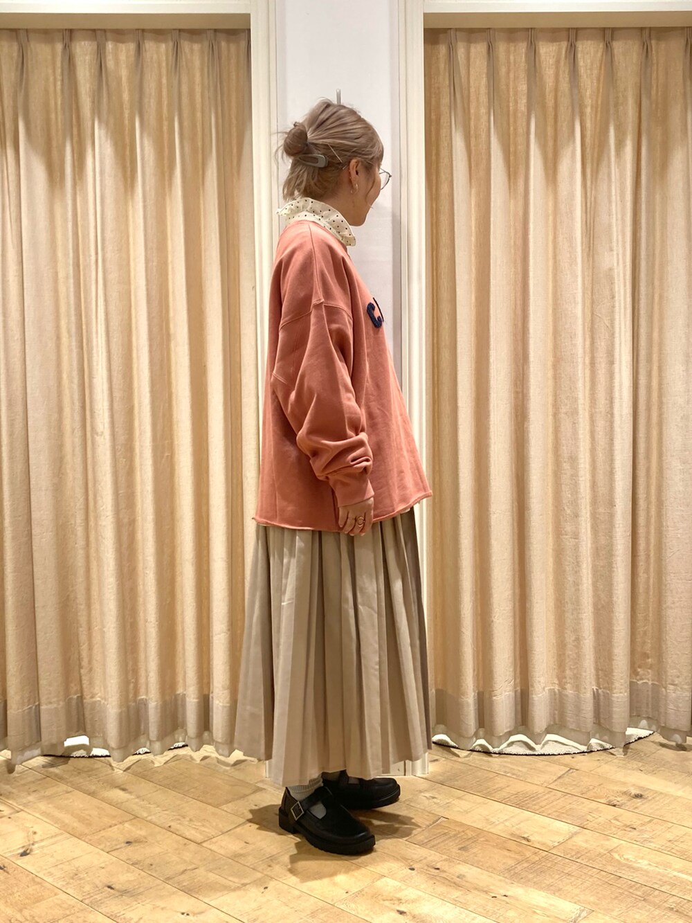 ピンク系のTシャツ/カットソー、ホワイト系のシャツ/ブラウス、ブラウン系のスカートを着用したレディースの秋コーディネートの5枚目の写真