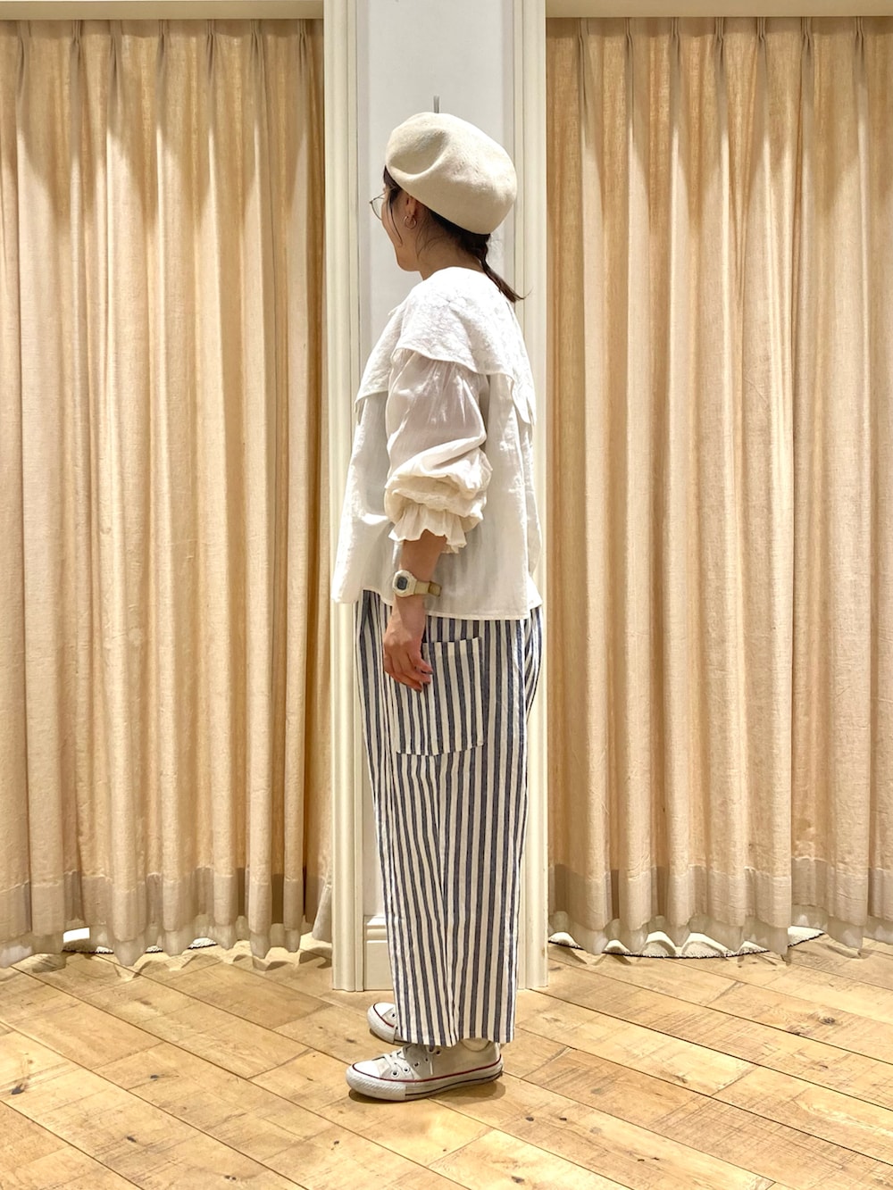 ホワイト系のシャツ/ブラウス、ブルー系のその他パンツ、ホワイト系のハットを着用したレディースの春コーディネートの2枚目の写真