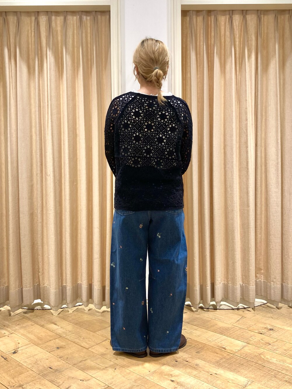 ブラック系のカーディガン/ボレロ、ブルー系のその他パンツ、ベージュ系のバッグを着用したレディースの秋コーディネートの4枚目の写真