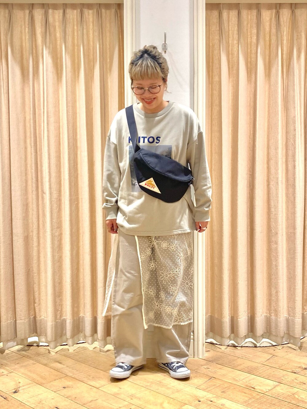 「Samansa Mos2、ロゴスウェット、レーススカート」｜「Samansa Mos2のミニ裏毛転写プリントカットソー（Tシャツ/カットソー、グリーン系）」を使った、muttyさん（レディース・152cm）の冬コーディネートの2枚目の写真