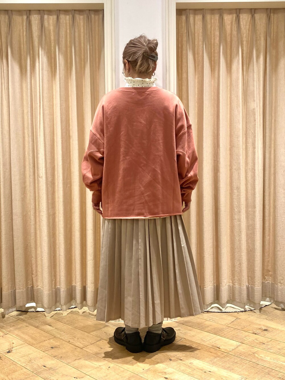 ピンク系のTシャツ/カットソー、ホワイト系のシャツ/ブラウス、ブラウン系のスカートを着用したレディースの秋コーディネートの4枚目の写真