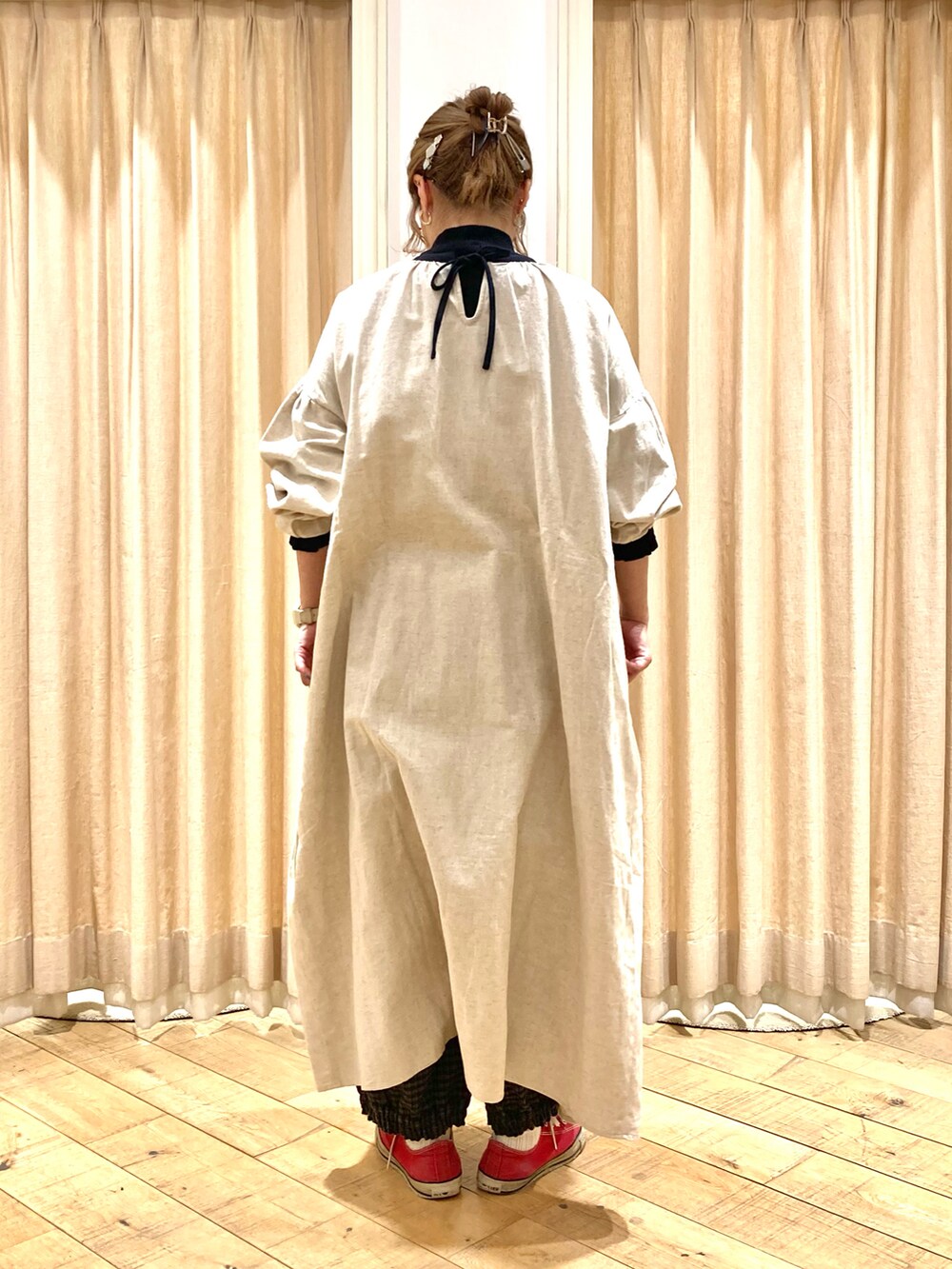 ブラック系のTシャツ/カットソー、ホワイト系のワンピース、ブルー系のデニムパンツを着用したレディースの冬コーディネートの4枚目の写真