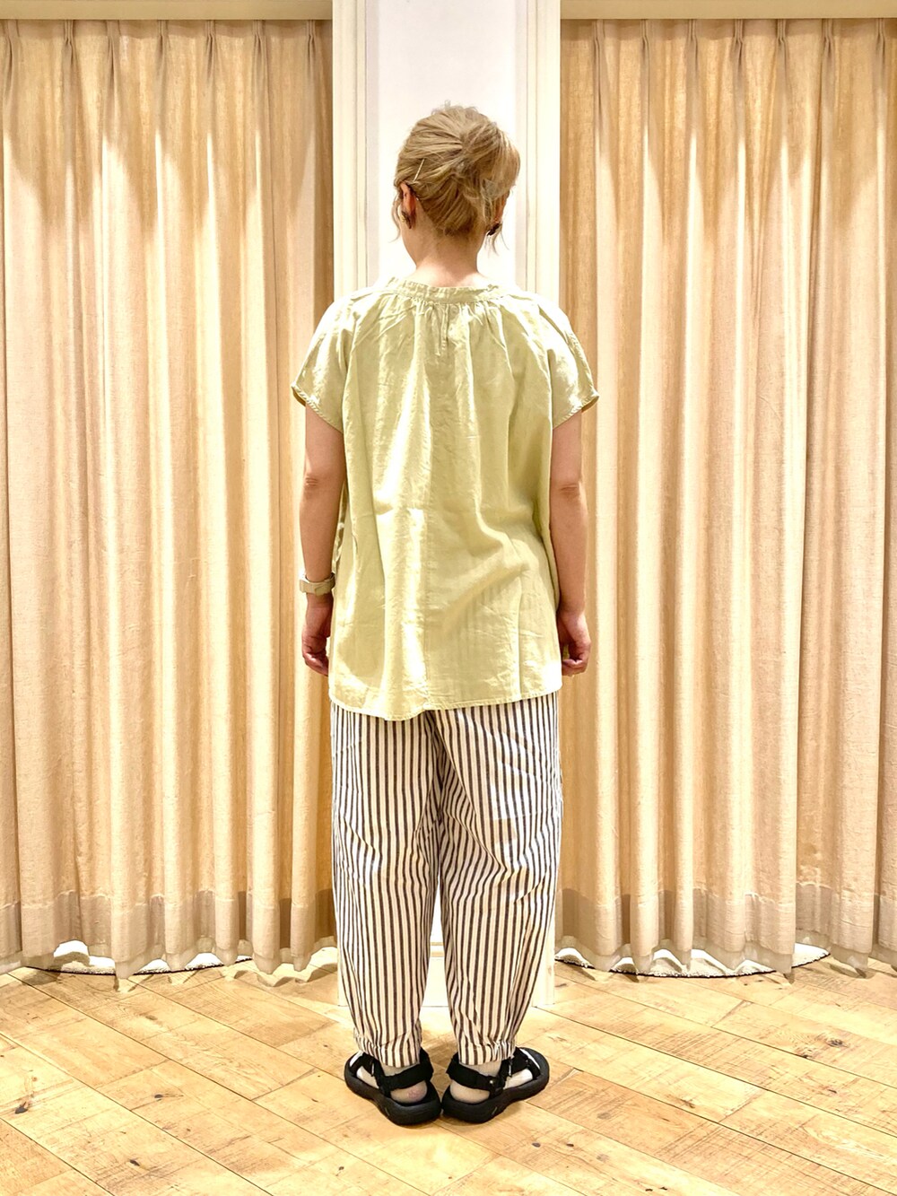 イエロー系のシャツ/ブラウス、グレー系のその他パンツ、イエロー系のTシャツ/カットソーを着用したレディースの夏コーディネートの4枚目の写真