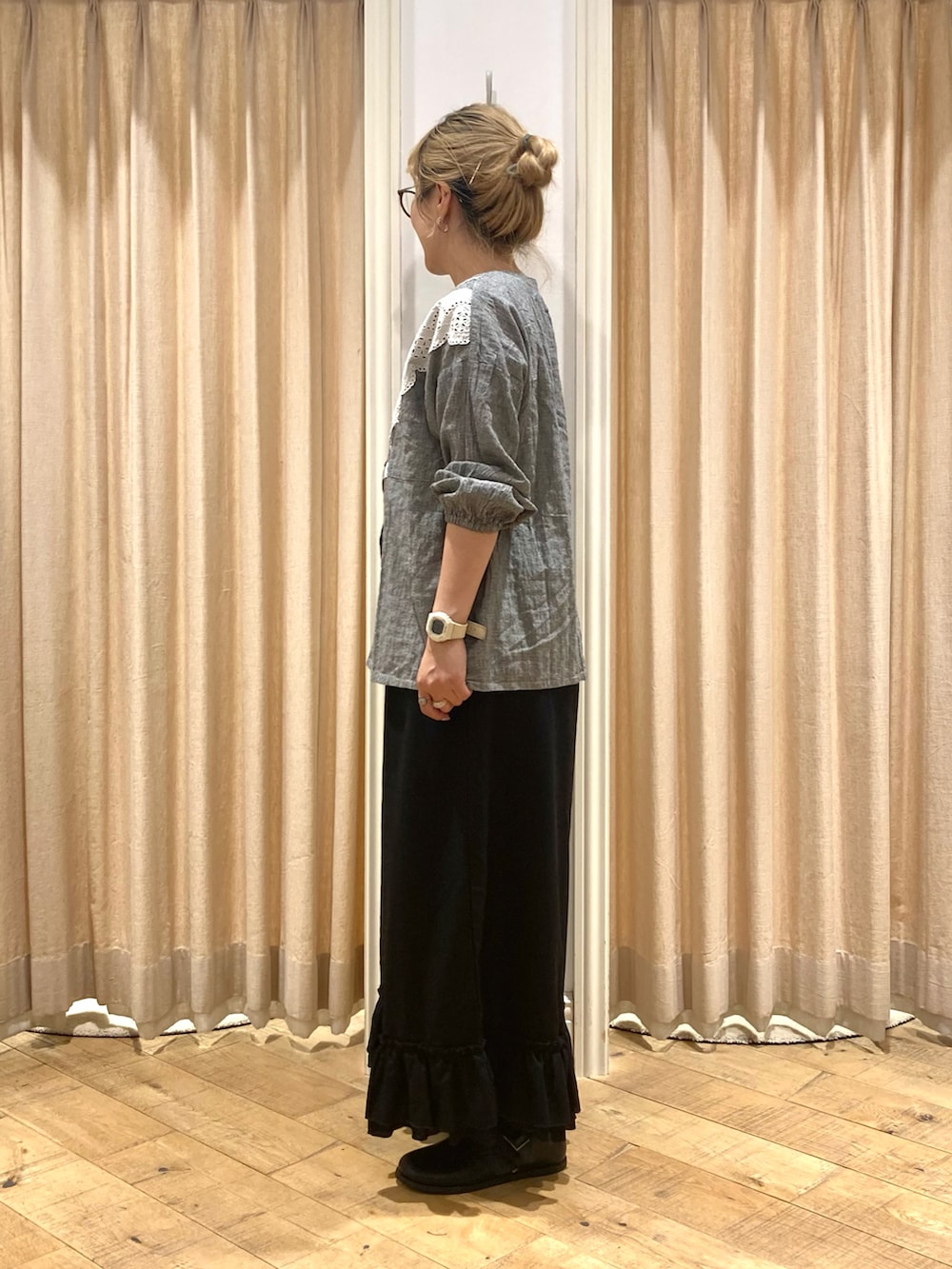 グレー系のシャツ/ブラウス、ブラック系のその他パンツ、ブラック系のドレスシューズを着用したレディースの秋コーディネートの4枚目の写真