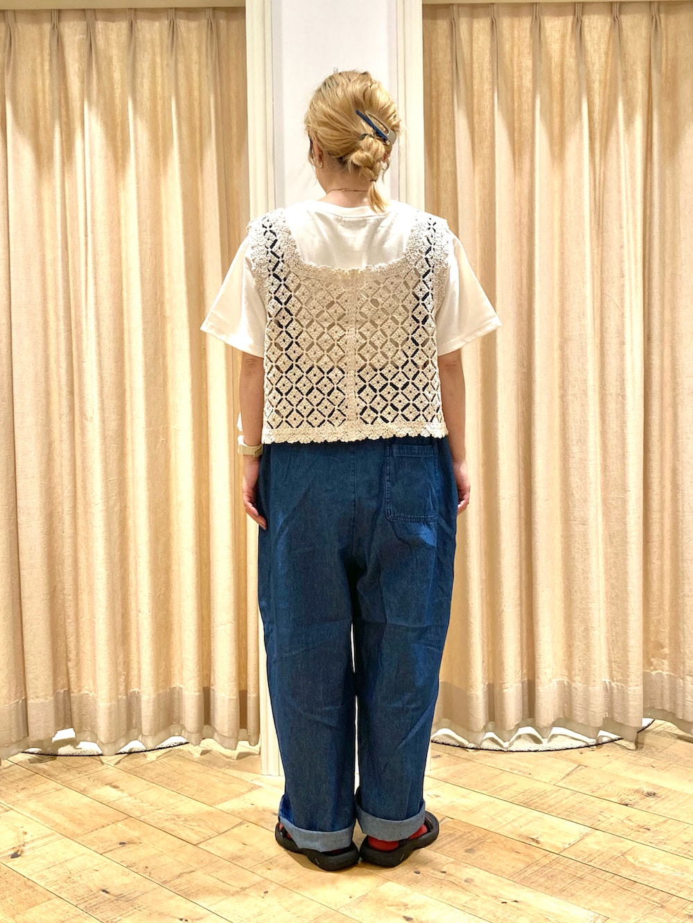 ホワイト系のTシャツ/カットソー、ブラウン系のベスト、ブルー系のその他パンツを着用したレディースの夏コーディネートの3枚目の写真