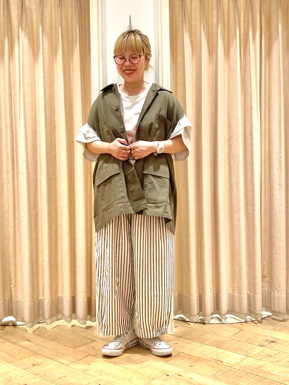 グレー系のTシャツ/カットソー、グリーン系のベスト、グレー系のその他パンツを着用したレディースの夏コーディネートの2枚目の写真