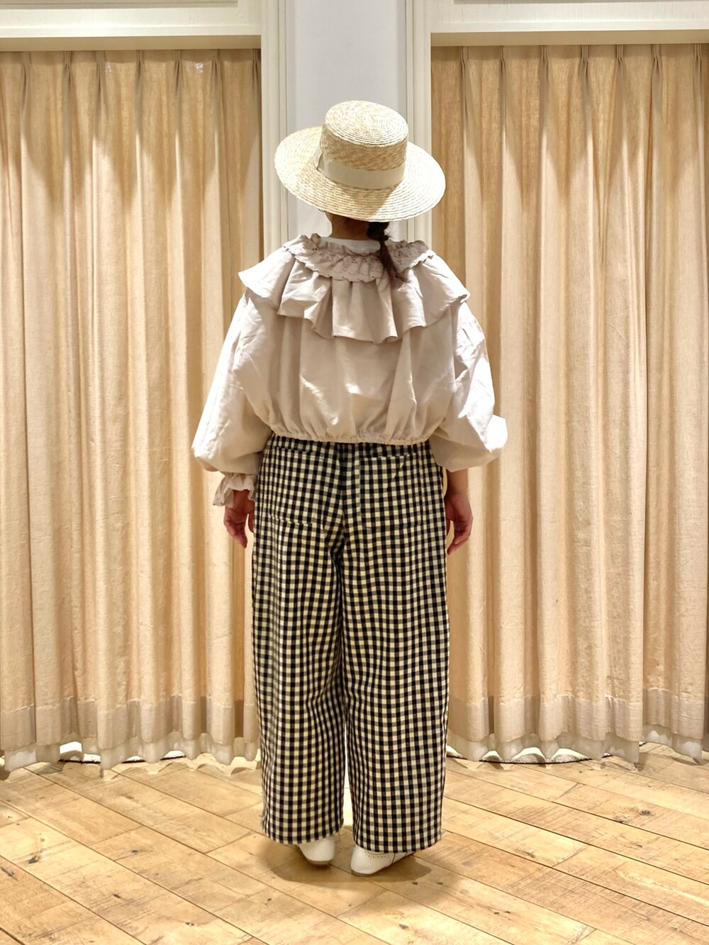 「Samansa Mos2、ボレロブラウス、レースブラウス、ギンガムチェック、コクーンパンツ、カンカン帽」|「Samansa Mos2の羽織レースフリルブラウス(シャツ/ブラウス、ホワイト系)」を使った、muttyさん(レディース・152cm)の春コーディネートの4枚目の写真