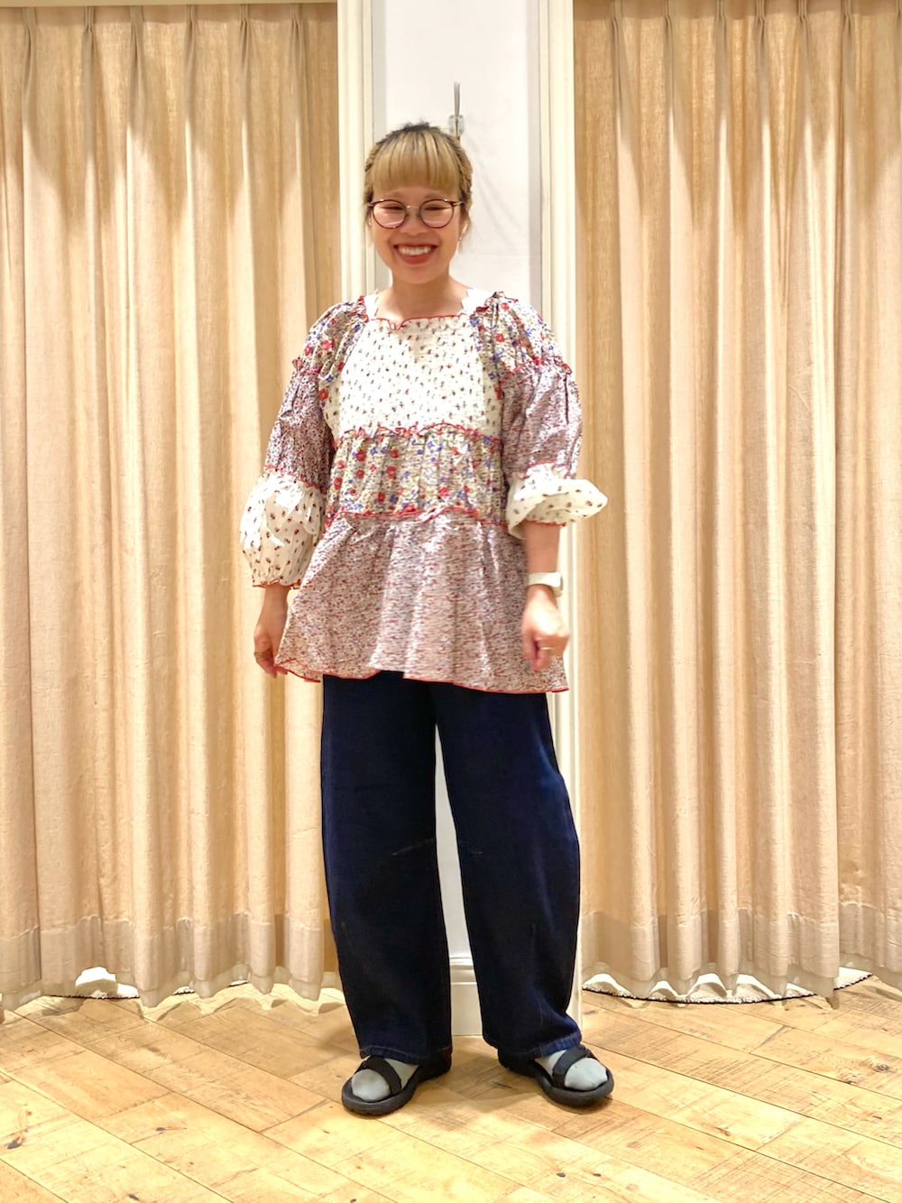「Samansa Mos2、パッチワーク柄、パッチワーク、デニムパンツ、小花柄、ナチュラルガーリー」｜「Samansa Mos2の花柄パッチワークブラウス（シャツ/ブラウス、ホワイト系）」を使った、muttyさん（レディース・152cm）の夏コーディネートの2枚目の写真