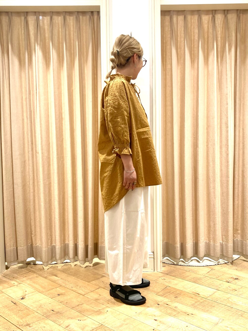 イエロー系のシャツ/ブラウス、ホワイト系のその他パンツ、ホワイト系のタンクトップを着用したレディースの夏コーディネートの5枚目の写真