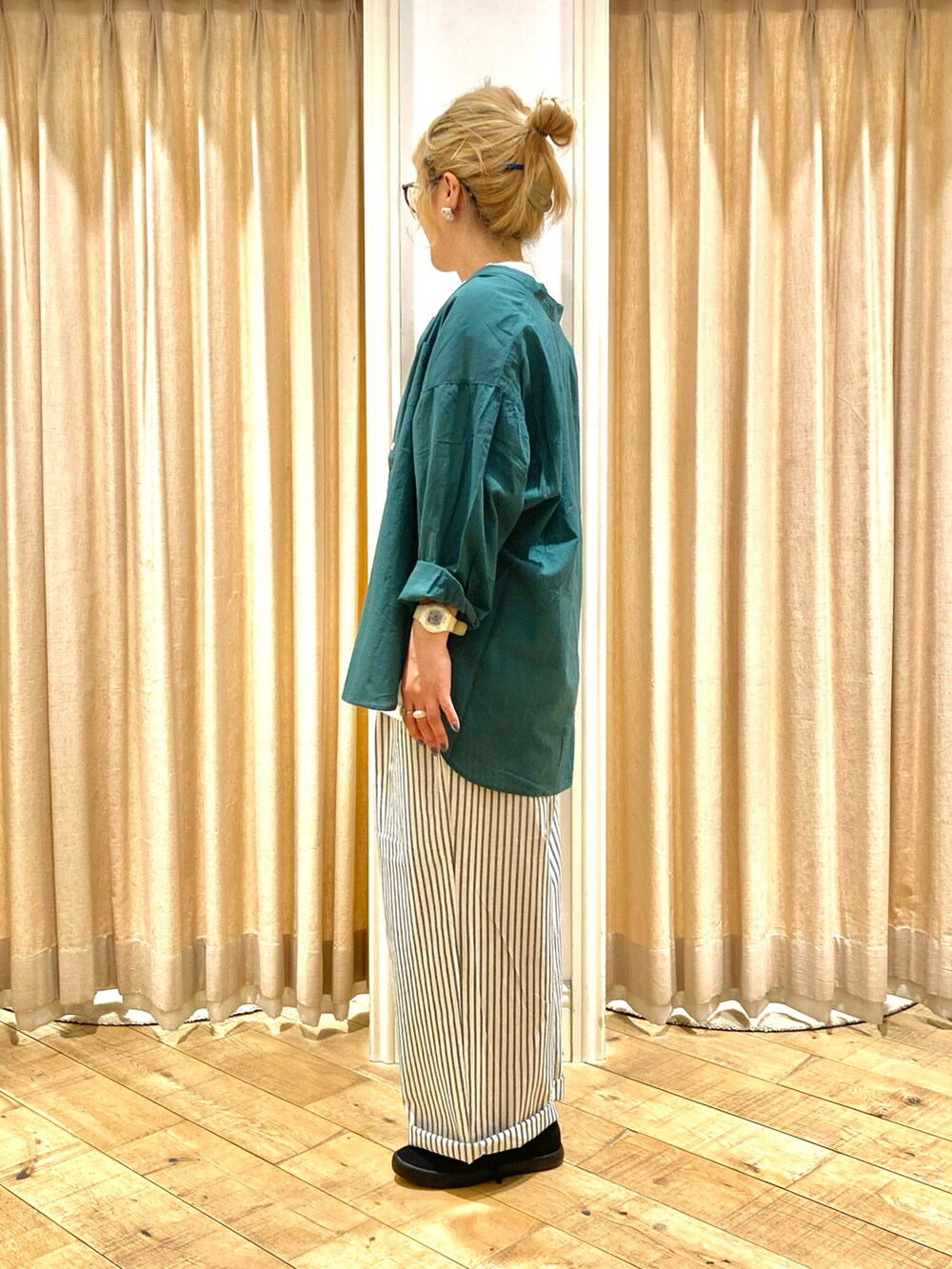 グリーン系のシャツ/ブラウス、ホワイト系のTシャツ/カットソー、ホワイト系のその他パンツを着用したレディースの夏コーディネートの3枚目の写真