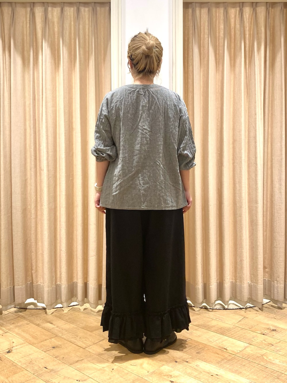 グレー系のシャツ/ブラウス、ブラック系のその他パンツ、ブラック系のドレスシューズを着用したレディースの秋コーディネートの5枚目の写真