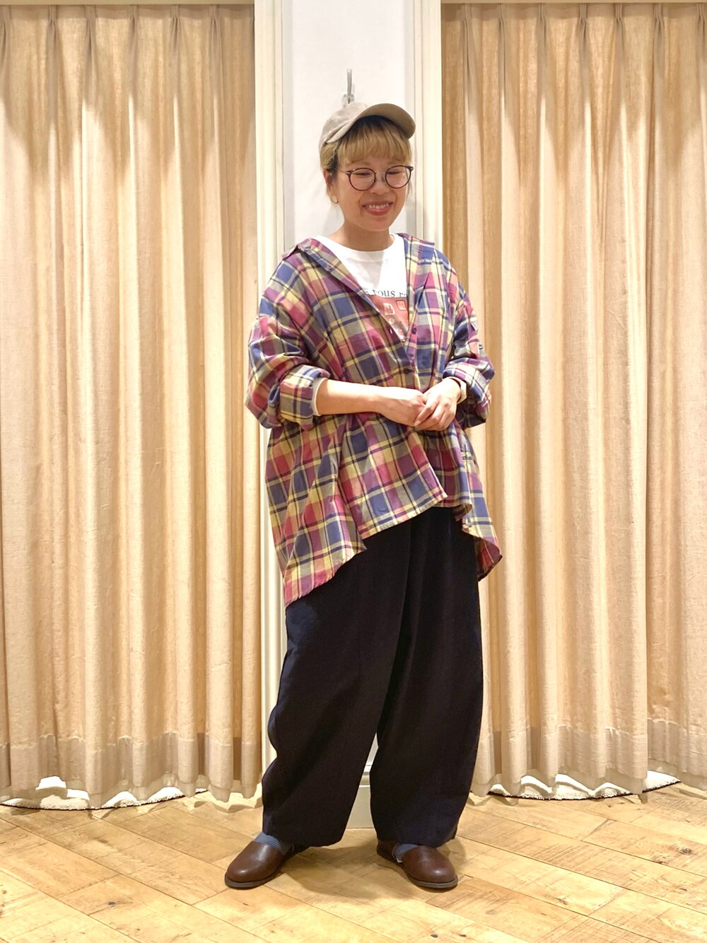 レッド系のシャツ/ブラウス、ブルー系のその他パンツ、ホワイト系のTシャツ/カットソーを着用したレディースの秋コーディネートの2枚目の写真