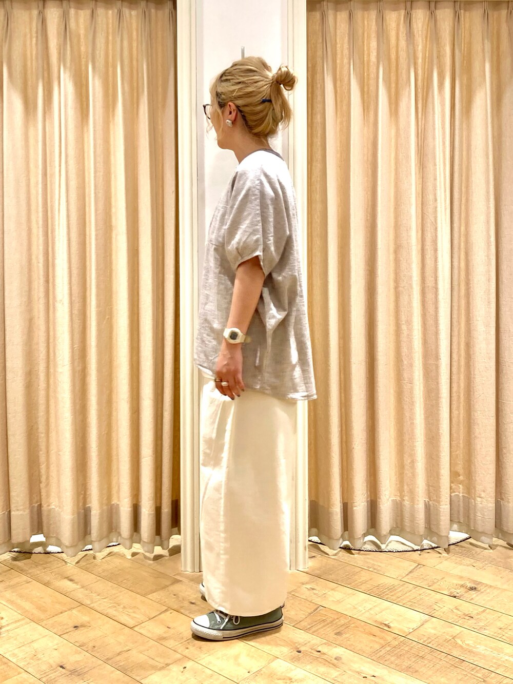 ブラウン系のシャツ/ブラウス、ホワイト系のTシャツ/カットソー、ホワイト系のその他パンツを着用したレディースの夏コーディネートの4枚目の写真