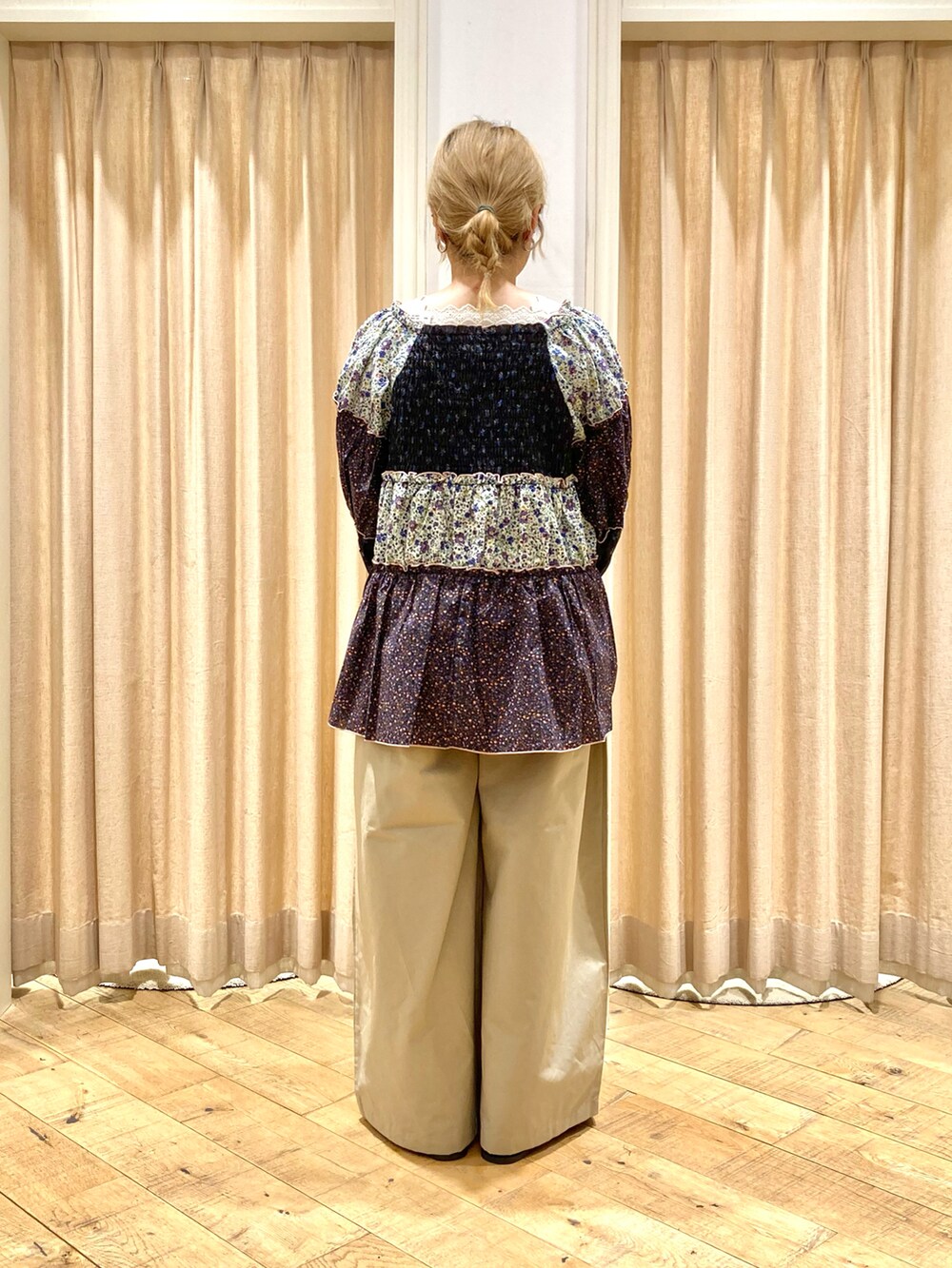 ブラック系のシャツ/ブラウス、ベージュ系のパンツ、ブラウン系のドレスシューズを着用したレディースの秋コーディネートの4枚目の写真