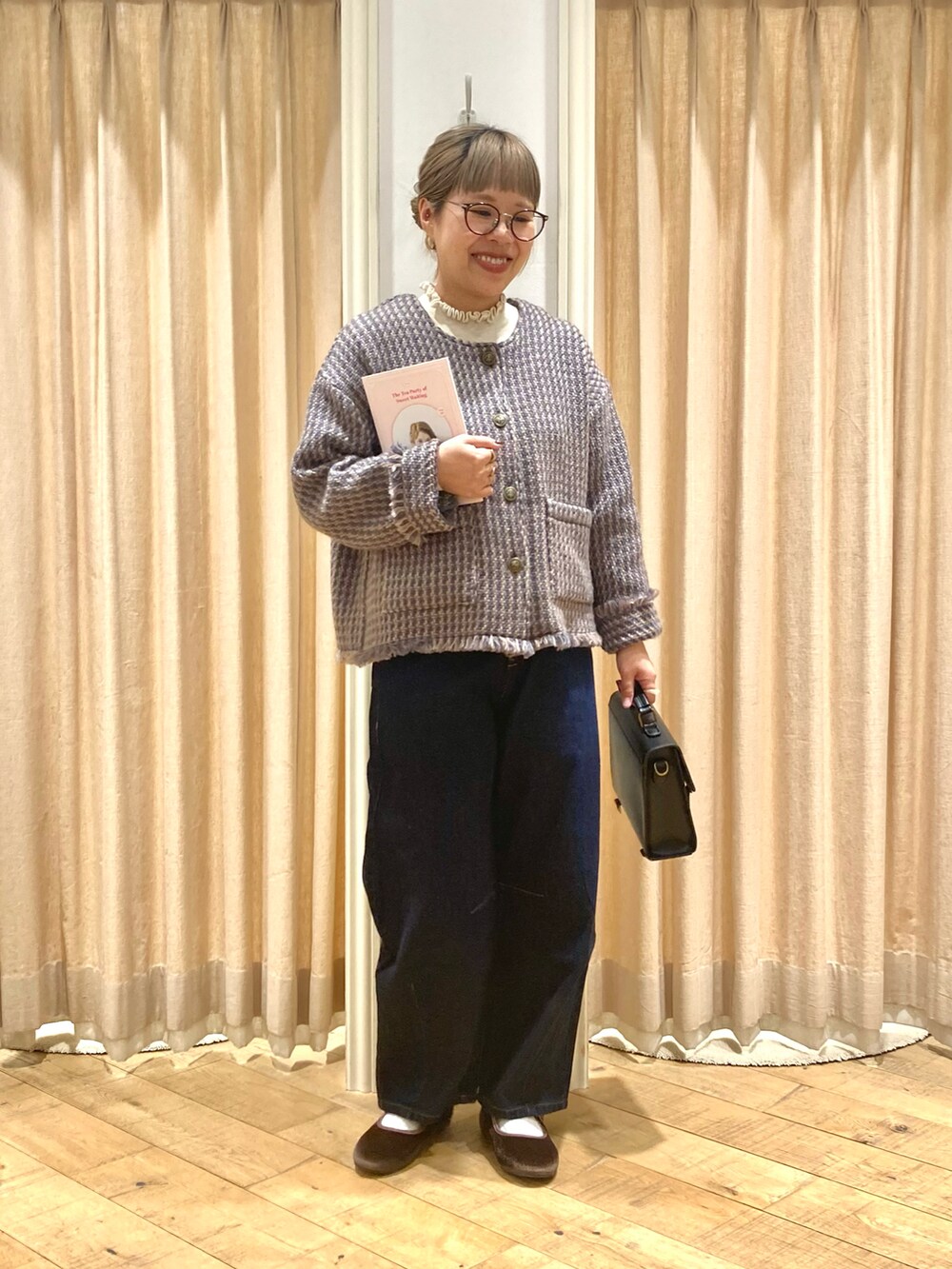 「Samansa Mos2、ノーカラージャケット、デニムパンツ、サッチェルバッグ、ストラップシューズ、フリルニット」|「Samansa Mos2の【マシンウォッシャブル】ニットリブフリルタートルネック(ニット/セーター、ホワイト系)」を使った、muttyさん(レディース・152cm)の冬コーディネートの3枚目の写真
