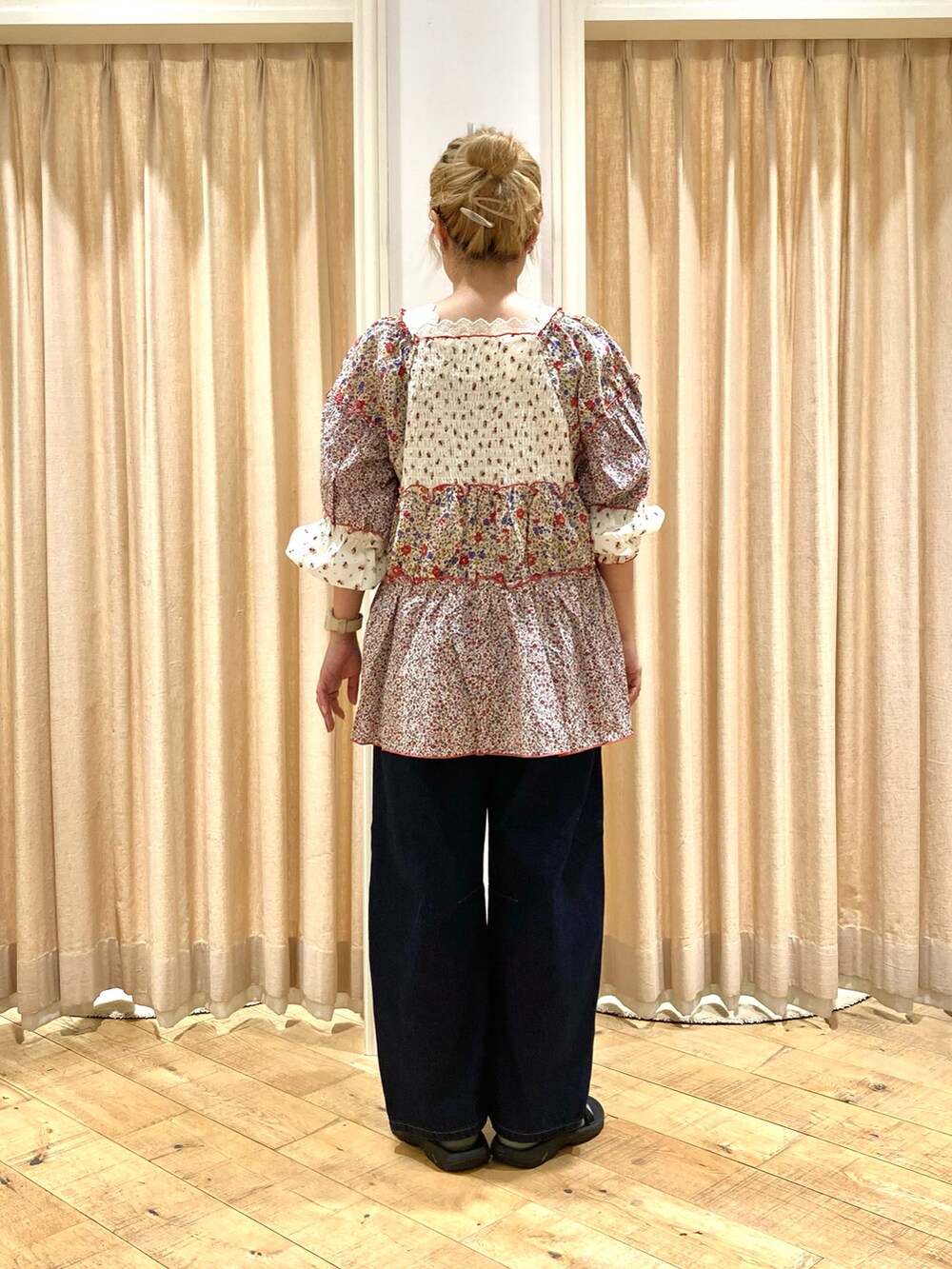 「Samansa Mos2、パッチワーク柄、パッチワーク、デニムパンツ、小花柄、ナチュラルガーリー」｜「Samansa Mos2の花柄パッチワークブラウス（シャツ/ブラウス、ホワイト系）」を使った、muttyさん（レディース・152cm）の夏コーディネートの4枚目の写真