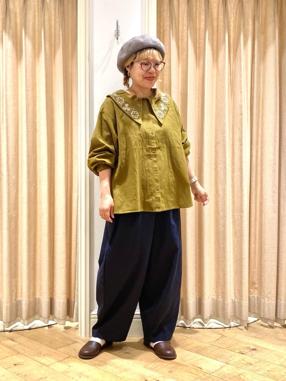 グリーン系のシャツ/ブラウス、ブルー系のその他パンツ、ブラウン系のドレスシューズを着用したレディースの秋コーディネートの2枚目の写真