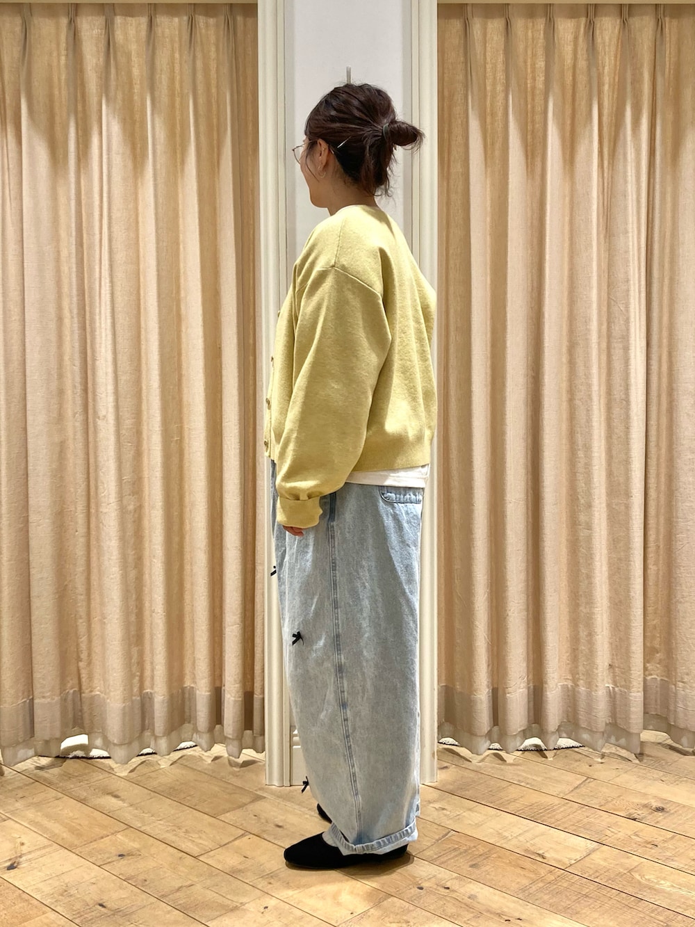 「Samansa Mos2、カーディガン、プリントT、リボンパンツ、リボン、デニムパンツ、カジュアル」｜「Samansa Mos2の裏地付ジャカードニットカーディガン（カーディガン/ボレロ、イエロー系）」を使った、muttyさん（レディース・152cm）の冬コーディネートの2枚目の写真