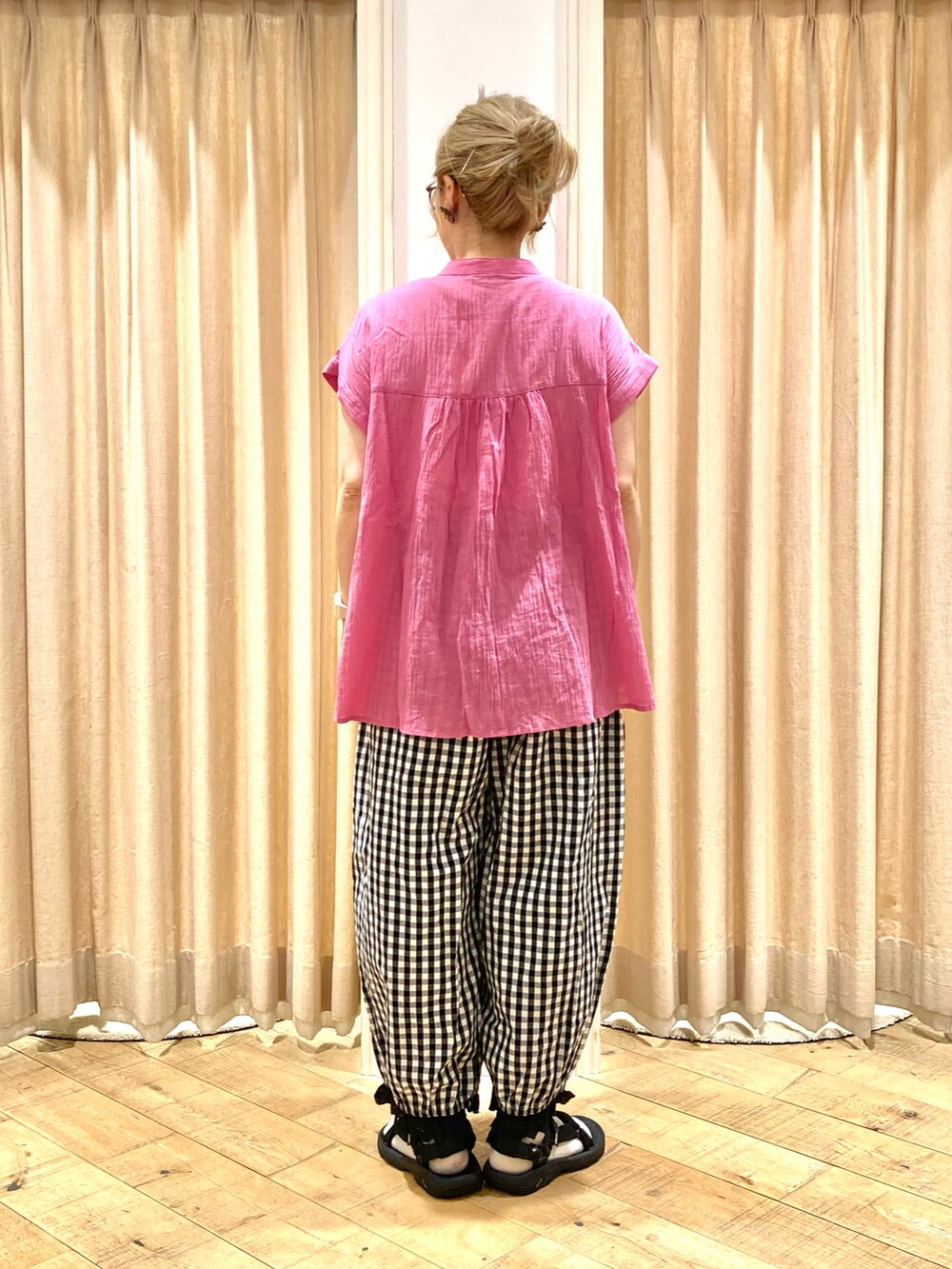 ピンク系のシャツ/ブラウス、ブラック系のその他パンツを着用したレディースの夏コーディネートの4枚目の写真