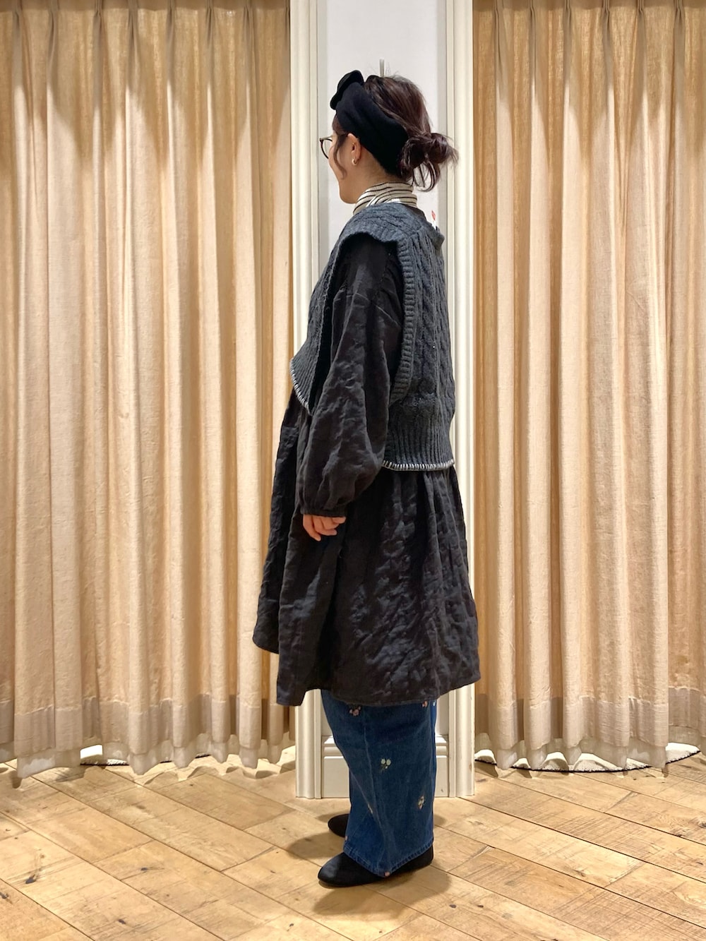「Samansa Mos2、チュニック、チャコールグレー、刺繍デニム、ニットベスト」｜「Samansa Mos2の◎ふんわりチュニック（チュニック、グレー系）」を使った、muttyさん（レディース・152cm）の冬コーディネートの3枚目の写真