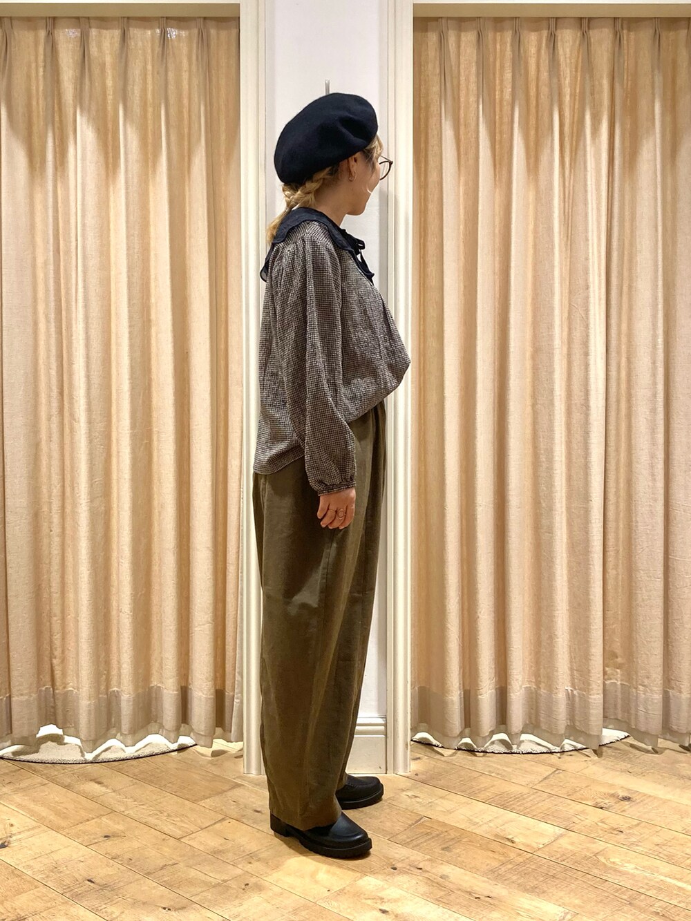 「Samansa Mos2、つけ襟、ゆるパンツ、ベレー帽」｜「Samansa Mos2のメッシュ刺繍襟取り外しブラウス（シャツ/ブラウス、ブラック系）」を使った、muttyさん（レディース・152cm）の秋コーディネートの4枚目の写真