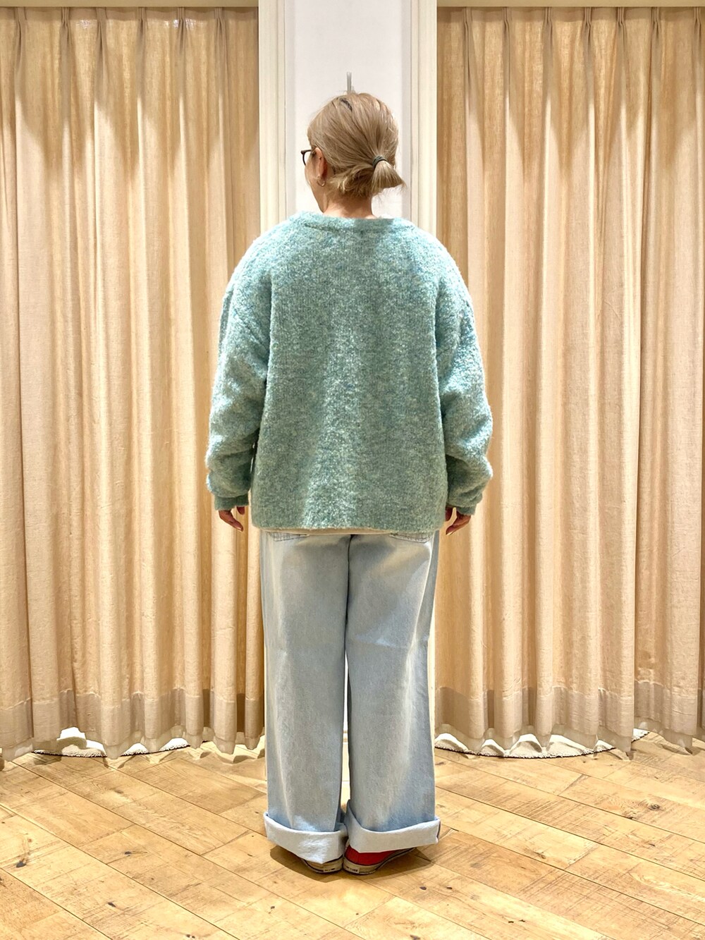 グリーン系のカーディガン/ボレロ、ベージュ系のシャツ/ブラウス、ブルー系のその他パンツを着用したレディースの冬コーディネートの3枚目の写真